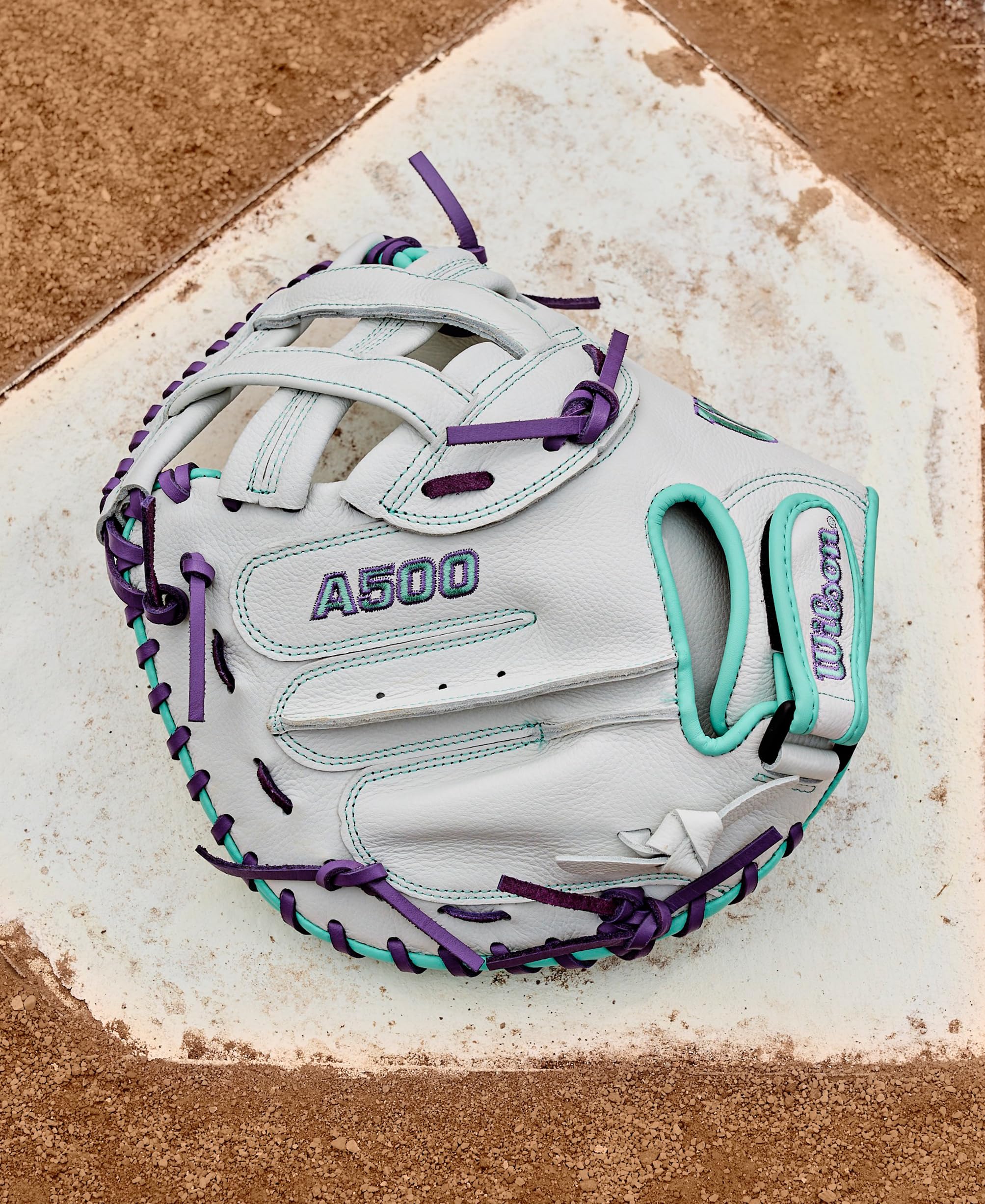Wilson Manopla para receptores de sóftbol de lanzamiento rápido A500 de 32 pulgadas, para lanzar a la derecha, blanco/espuma de mar/morado