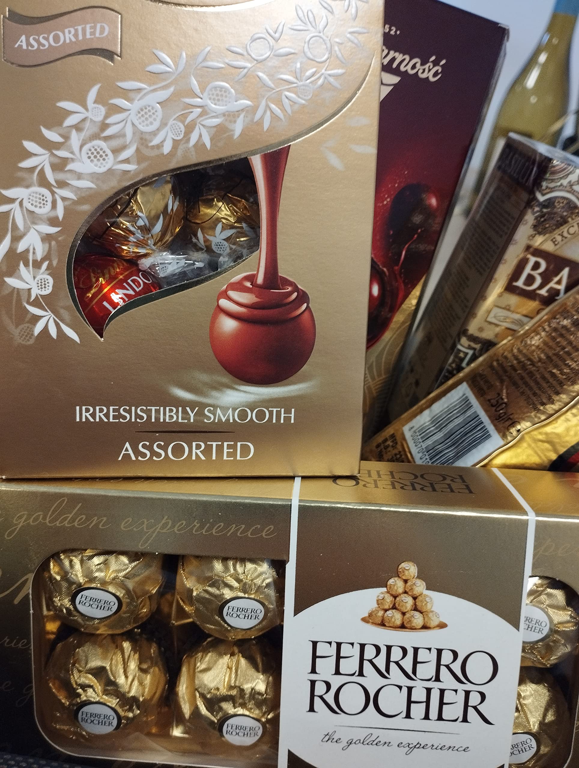 Geschenk Set Golden Kollektion - 5 verschiedene Produkte - 3 Schokoladenbox, exklusive Kaffee Lavazza und Ceylon-Schwarztee Basilur - Ferrero Rocher - Frau - Mann