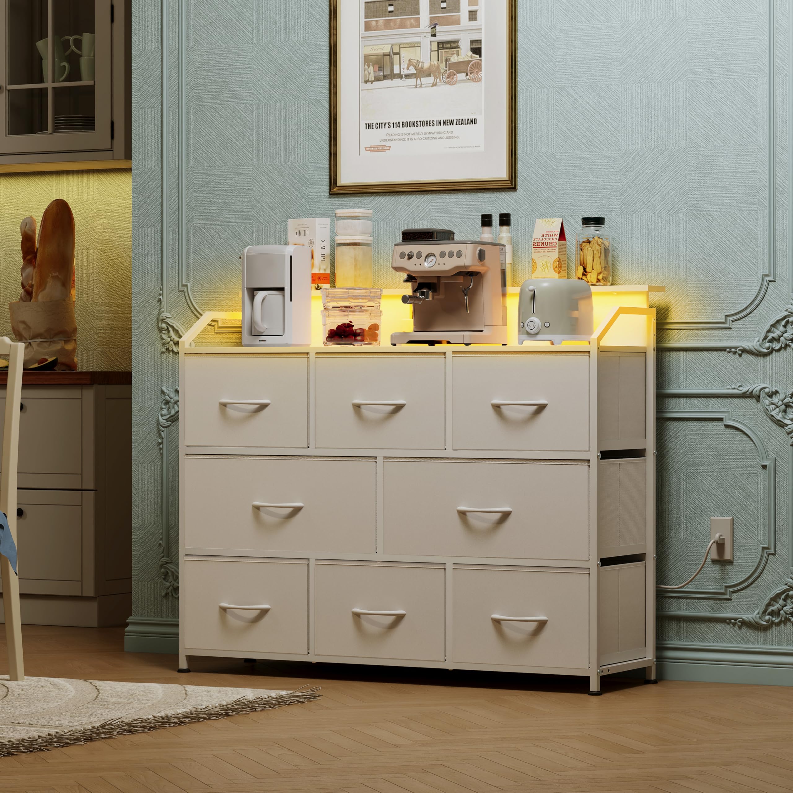WLIVE Kommode mit LED-Beleuchtung und Ladestation, 8 geräumige und Tiefe Schubladen mit Stoffbezug, Holzplatte und stabiles Stahlgestell für Wohnzimmer und Schlafzimmer (Weiß mit Holzmaserung)