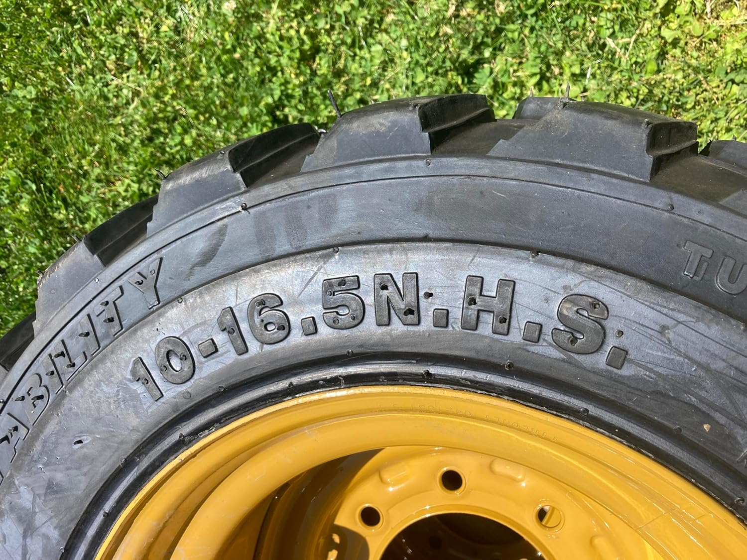 (1) 10-16.5 Forerunner SKS-1 Skid Steer Tire on Wheel/Rim (8 lug) for Caterpillar 216, 226 and more - 12PLY 10X16.5 (Left Side Mount)