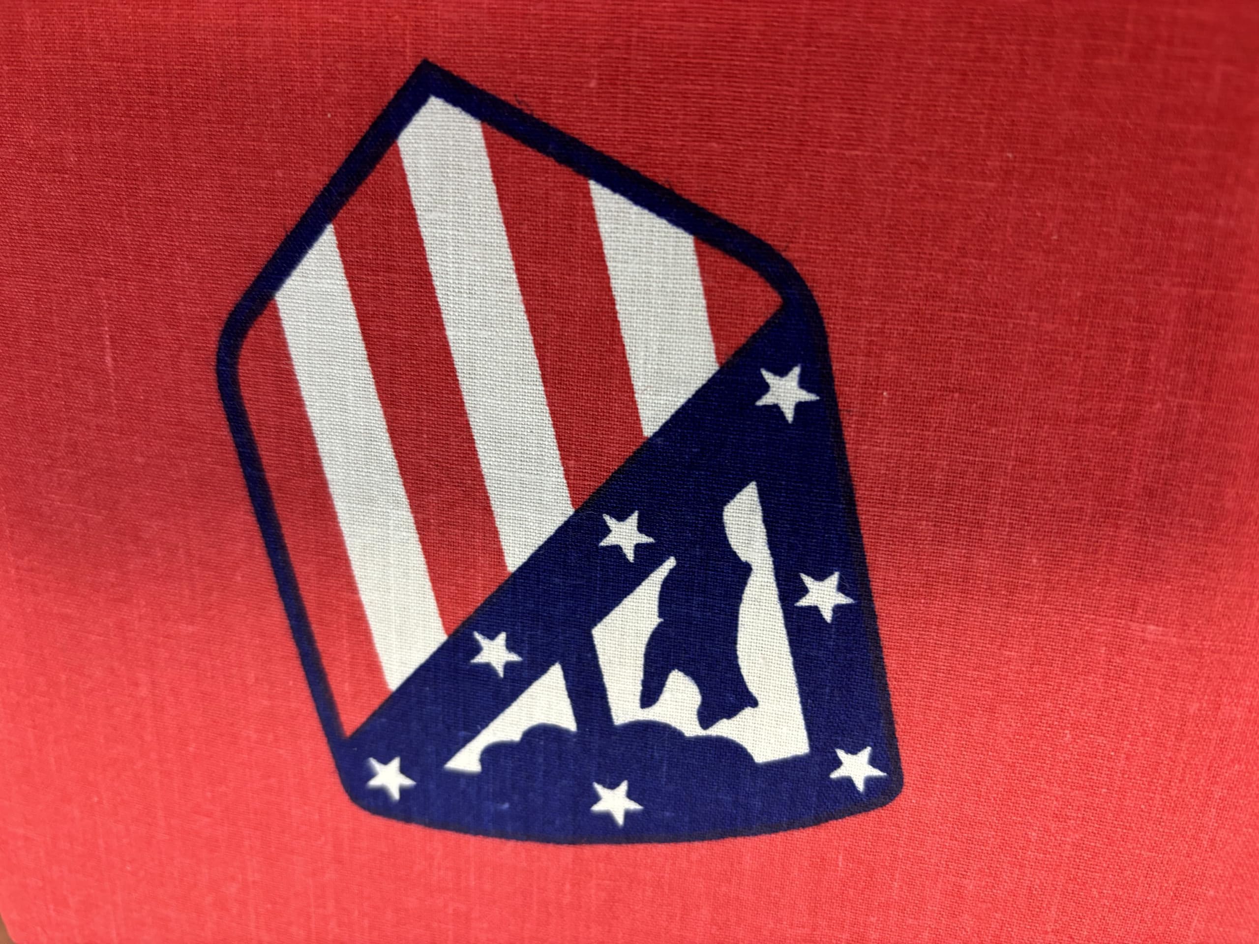 Juego de Cama At. Madrid de Fútbol, 3 Piezas (Bajera, Encimera y Funda de Almohada), Sábanas del At. Madrid, Regalo, Oficial Fútbol At. Madrid, (M1, 90 cm)