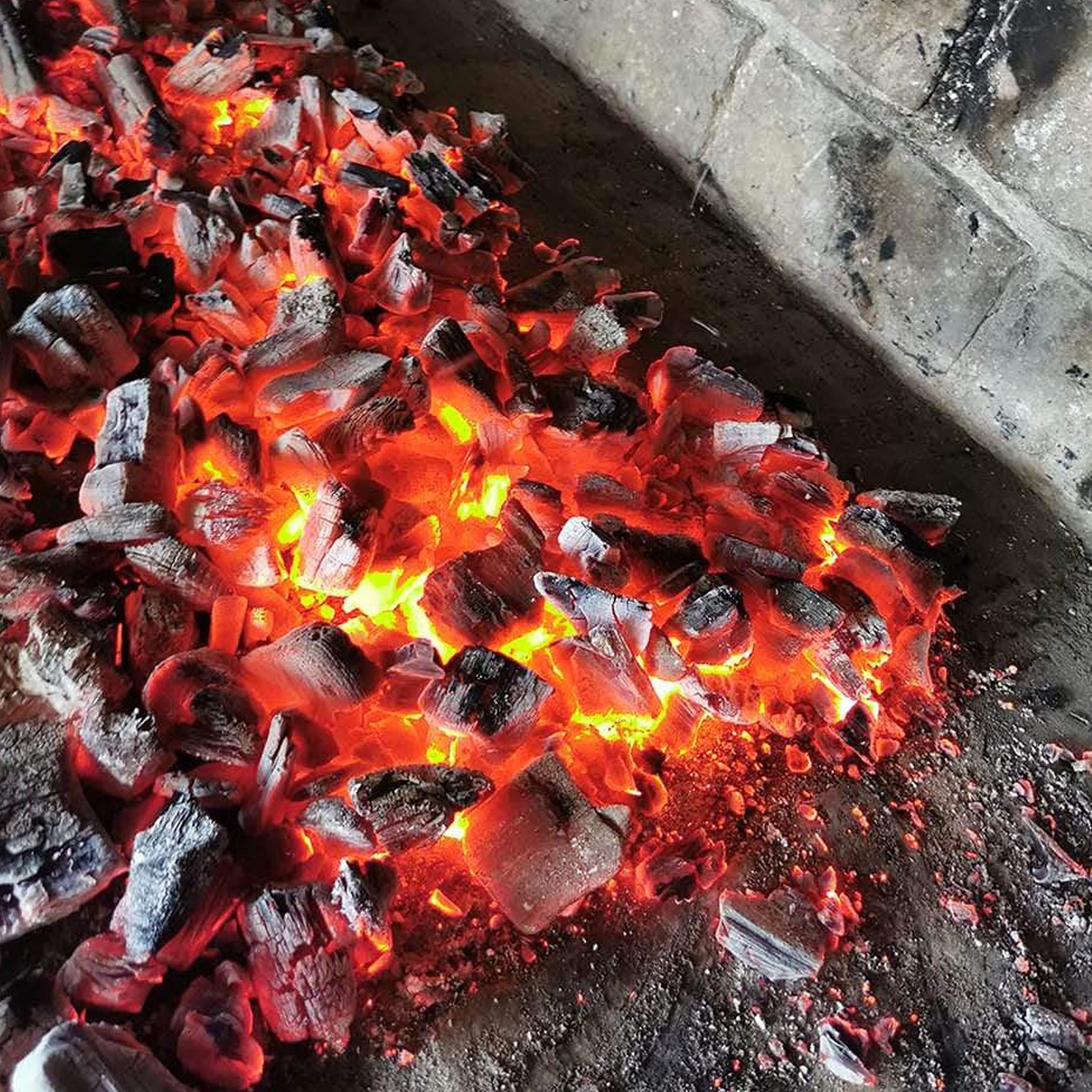 Woody 10kg, Rauchfreie Holzkohle, Feinstaub reduziert nach PM10 & PM2,5! Hochdosierte Holzkohle für wundersame Grillergebnisse und geschmackliche Überlegenheit. Kamado Plus!