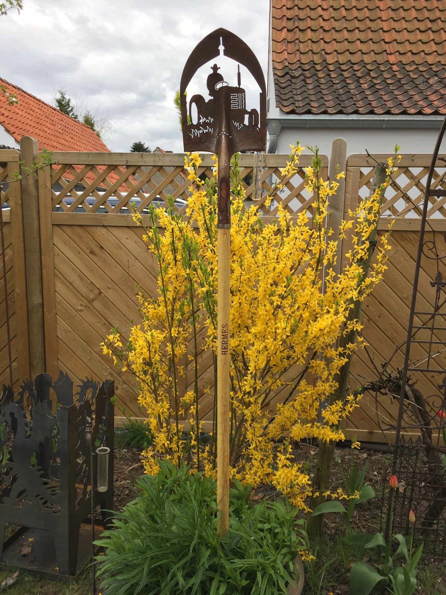 Crispe home & garden Edelrost Deko-Schaufel mit Regenmesser - Traktor - Gartendekoration für außen, Höhe: 180 cm