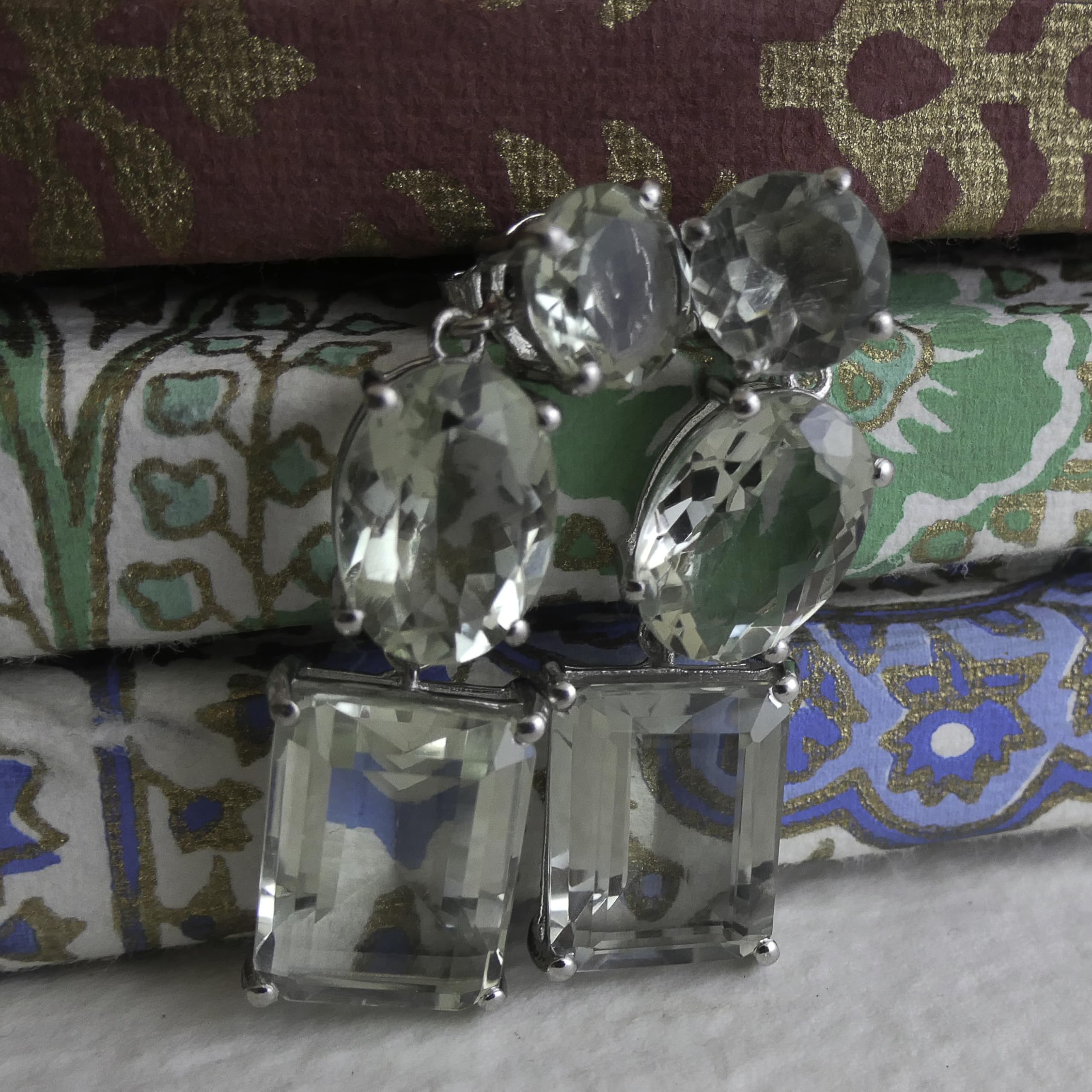 Aretes largos de plata esterlina con amatista verde