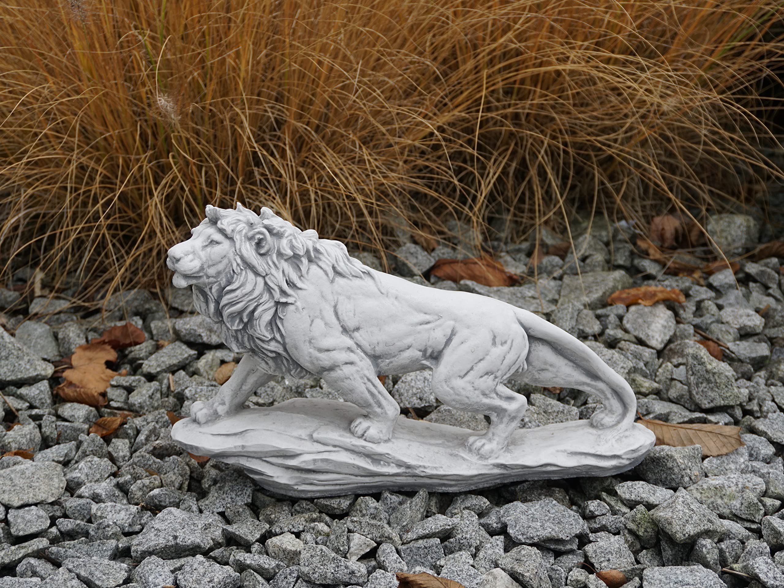 gartendekoparadies.de Leone su una roccia, statuetta in pietra H. 23 cm, 5 kg, grigio, resistente al gelo in pietra per esterni