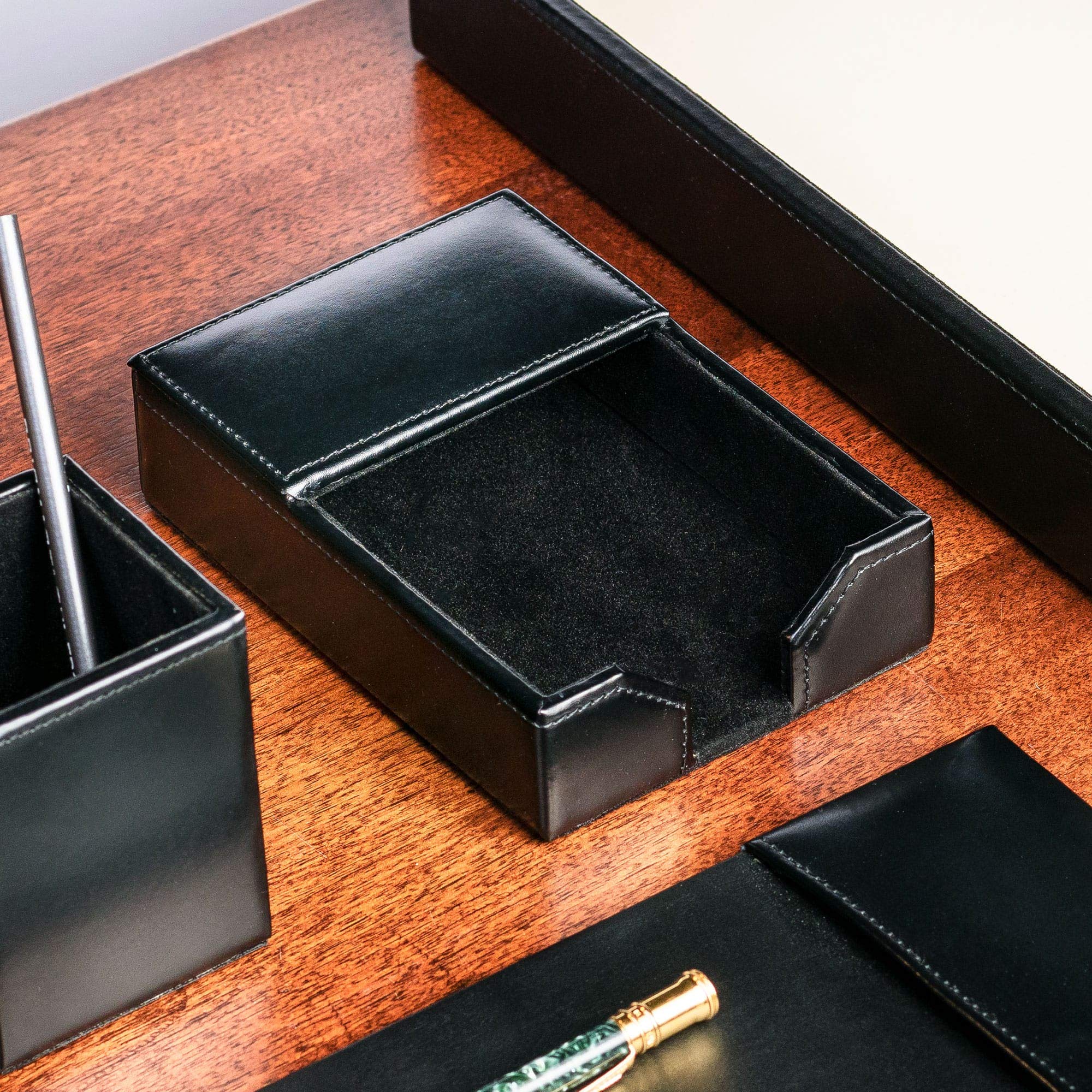 Dacasso Soporte para notas de piel regenerada negra, 10,2 x 15,2 cm, 17,78 x 12,06 x 4,45 cm
