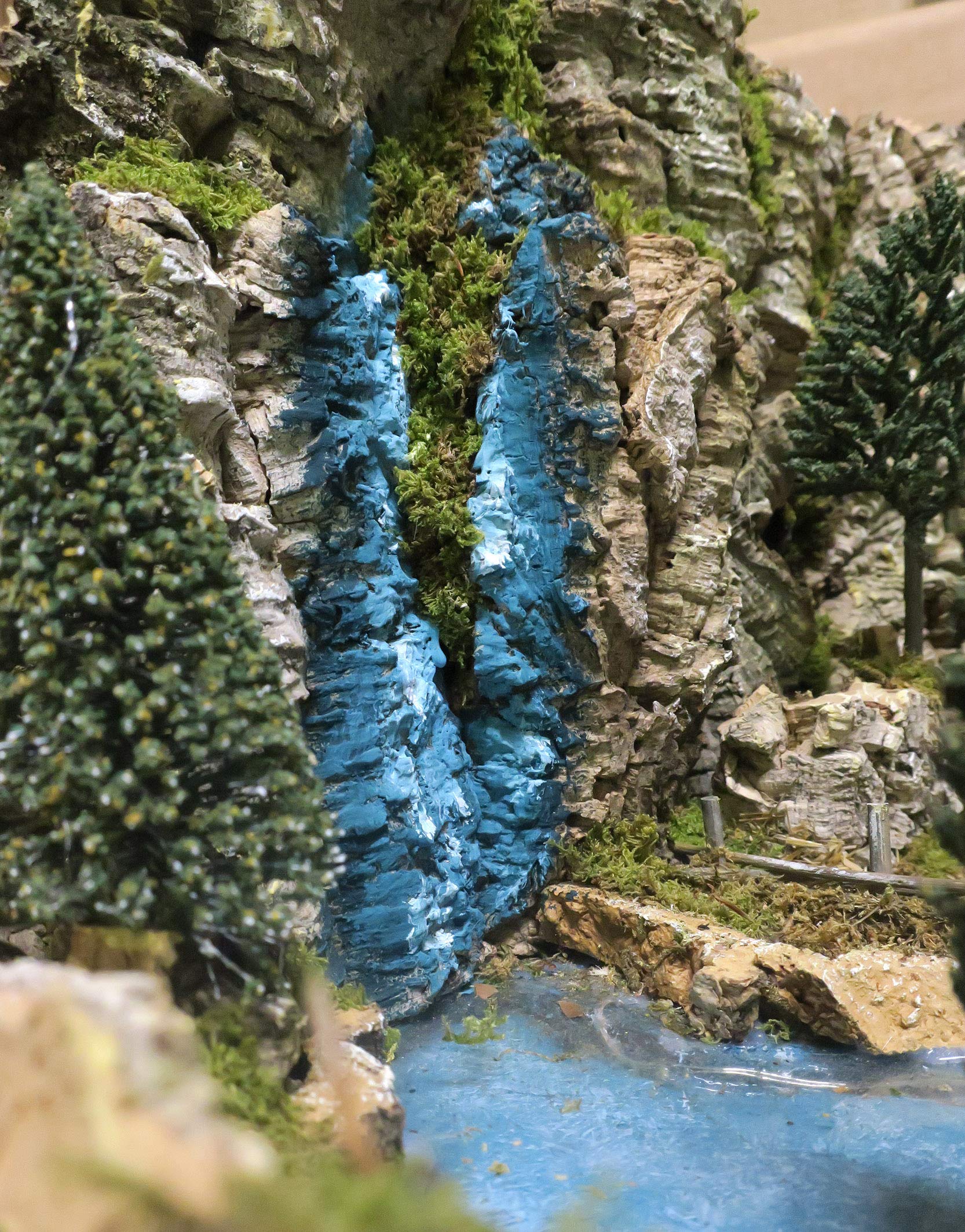 Bertoni Paysage Crèche avec Rivière Lumineuse et Cascade | Cabane, Étang et Paroi Montagne en Bois | Produit Italien | 36x56x25 cm