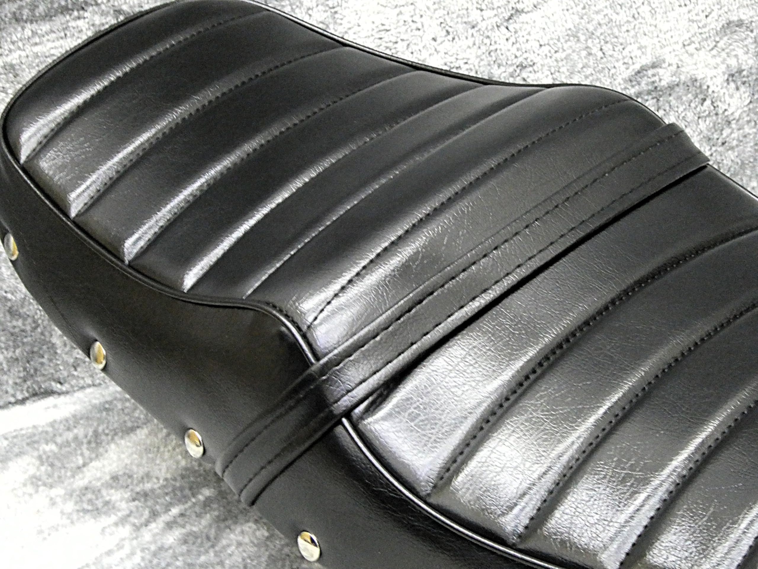 GB350Sエス 鋲打ち 黒皮 タックロールシート/ブラック完成品 あんこ抜き Amazon | GB350Sエス 鋲打ち 黒皮 標準 タックロールシート/ブラック