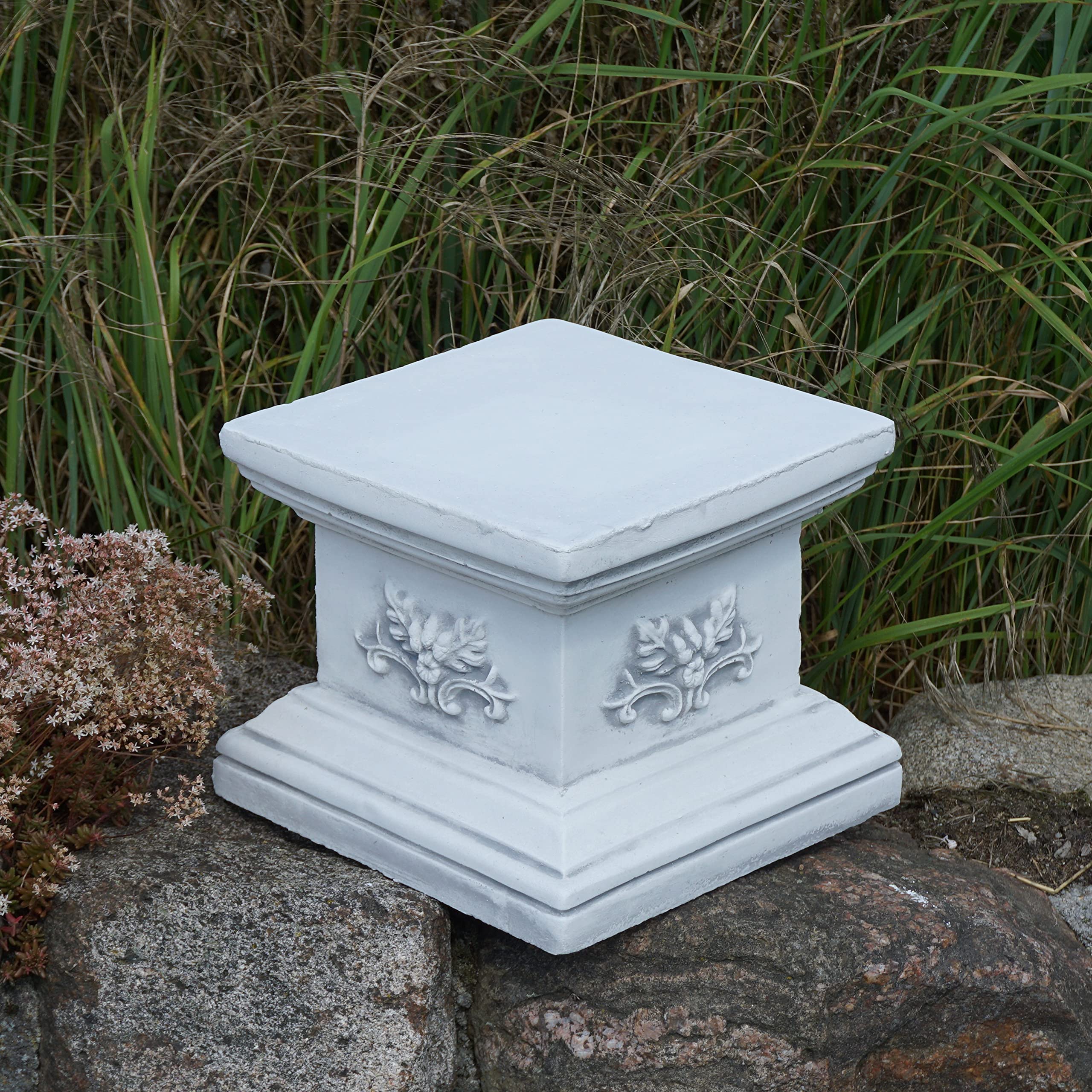 gartendekoparadies.de Quadratischer Sockel Podest, Steinsockel, H. 21 cm, Stellfläche 25 x 25 cm, 21 kg, Grau, frostsicher aus Steinguss für Außenbereich