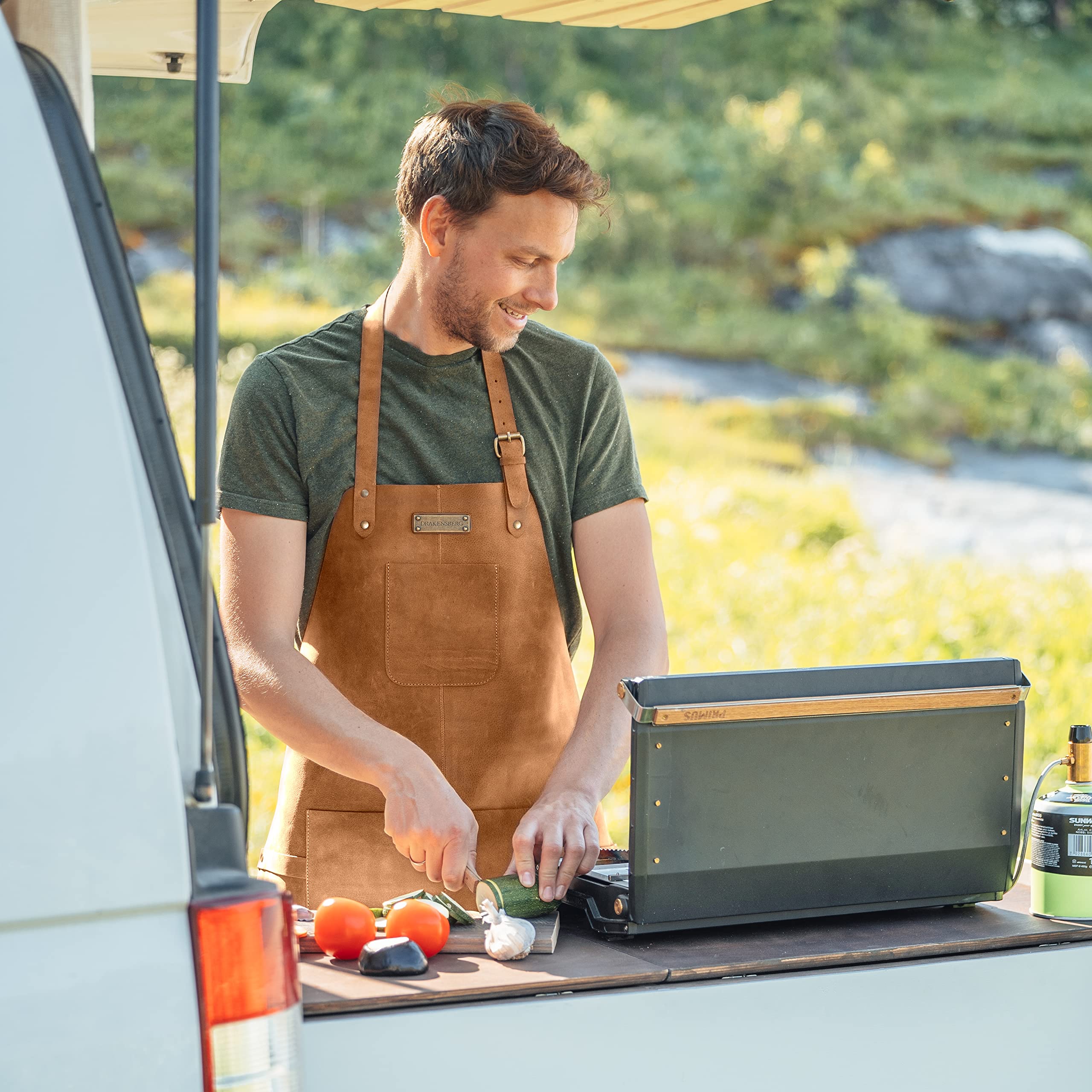 DRAKENSBERG Fartuch do grillowania "Bob" – profesjonalny fartuch kucharski ze skóry do BBQ, gastronomii, baru, baristy, prezent dla mężczyzn, ręcznie wykonany, skóra, styl retro, koniakowo-brązowy, L