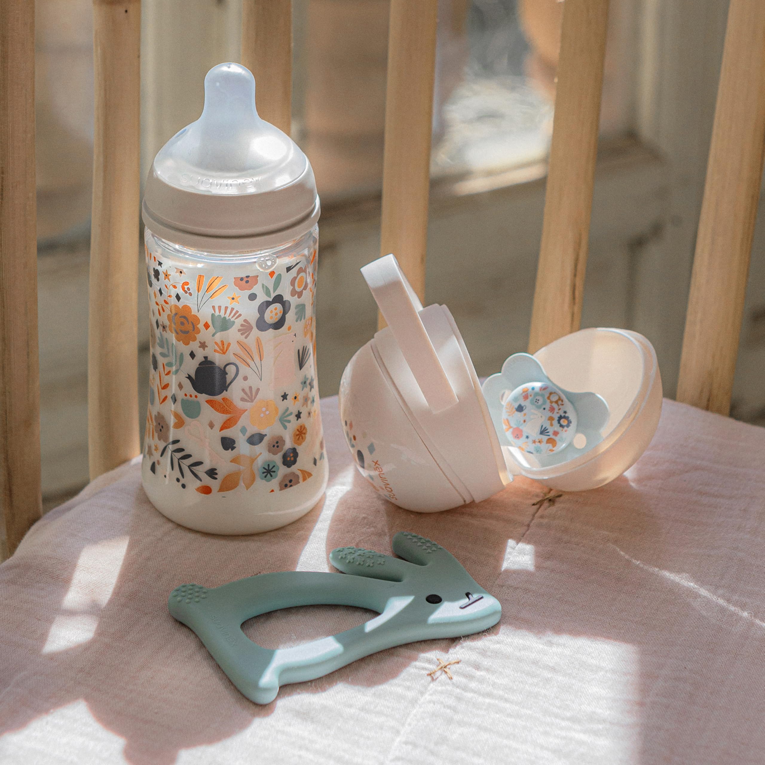 Suavinex, Set Regalo Recién Nacido. Kit Biberones Anticólicos de 150 ml y 270 ml + Chupete 0/6 Meses con Tetina Fisiológica SX Pro + Dosificador de Leche + Portachupetes + Chupetero. Wonderland Rosa