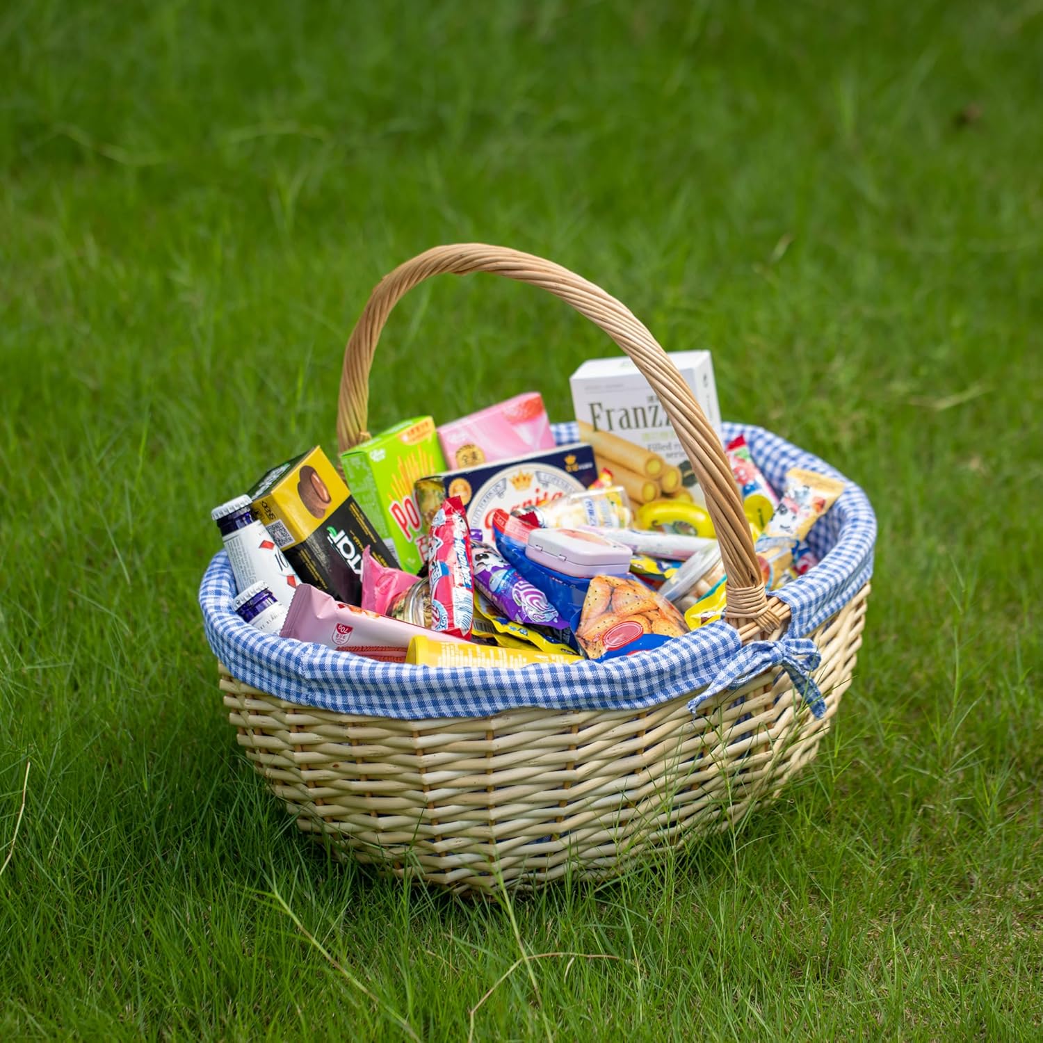 Wickerwise Picnic Basket with Handle and Washable Plaid Liner - Ideal for Outdoor Adventures, Photoshoots and Home Décor - Gift Basket for Weddings and Holidays Like Halloween, XL