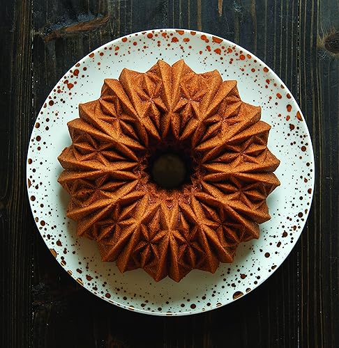 Miniatura 3 de Nordic Ware Cut Crystal Bundt (10 tazas, dorado) y bandeja Nordic Ware Bavaria Bundt (10 tazas, grafito)