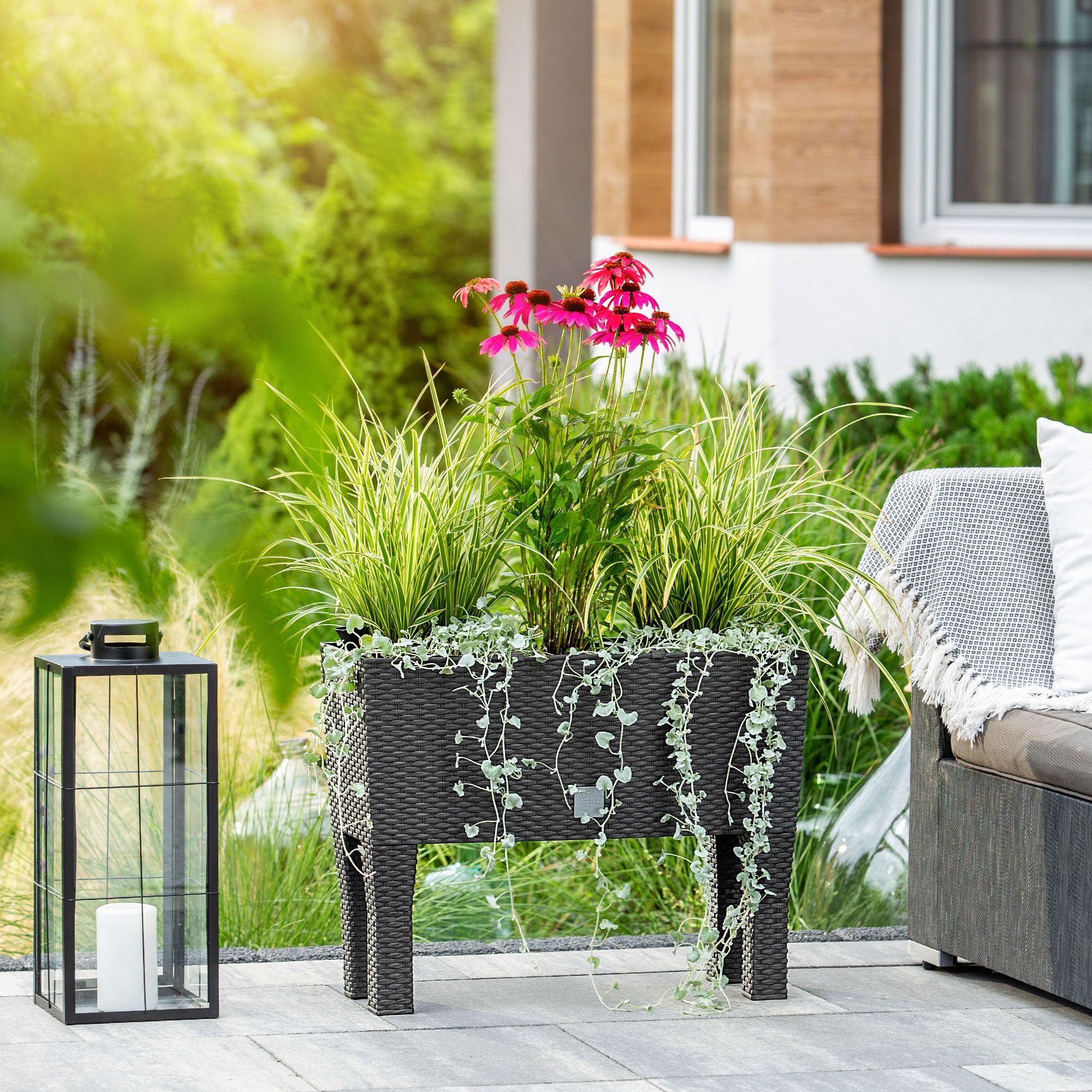 KADAX Pot de Fleurs sur Pieds, Plate-Bande surélevée en Plastique, Disponible en 2 Tailles, bac à Plantes avec Motif rotin, bac à Fleurs pour Jardin, Balcon, terrasse, bac (60 cm/Marron foncé)