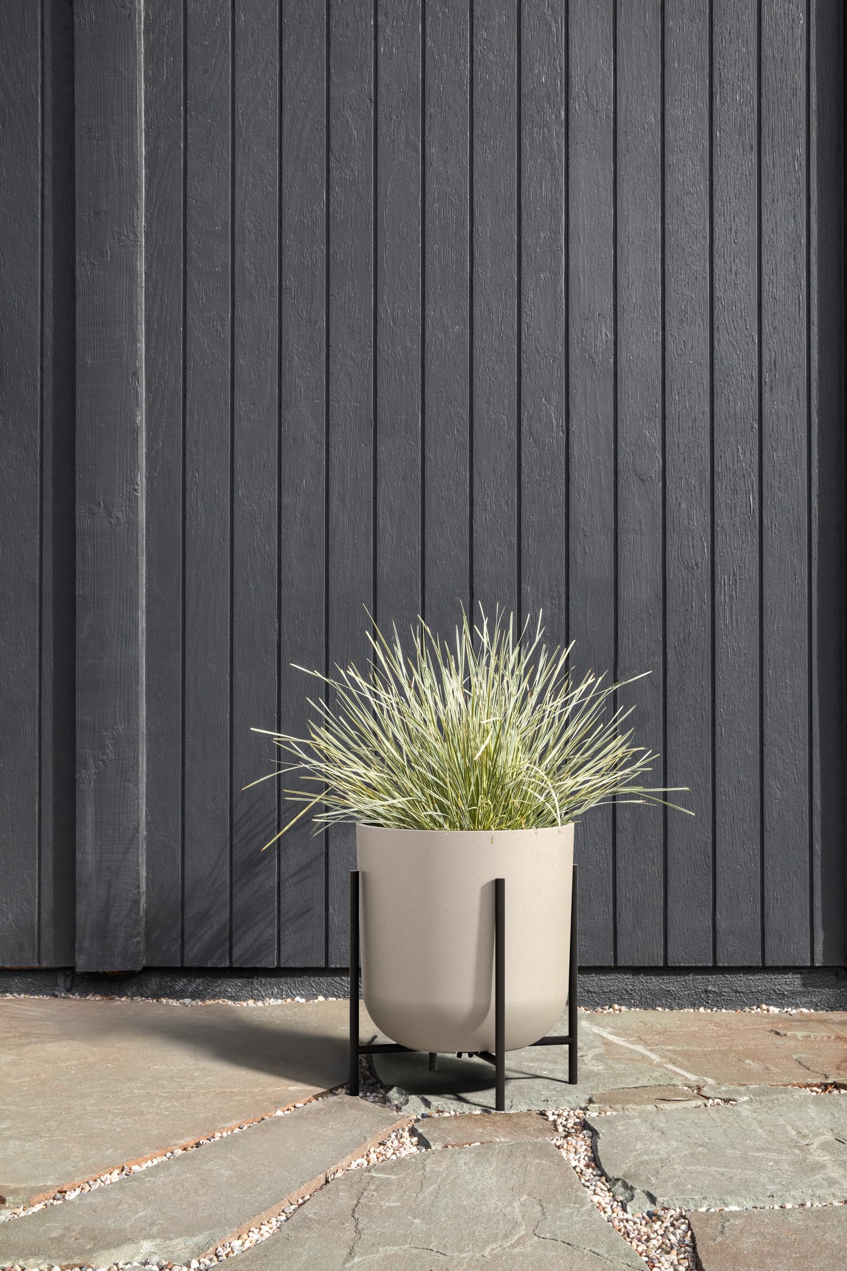 Amazon.com : Veradek Mason Series Raised Lima Planter - Round Planter for  Patio/Balcony | Plastic-Stone Composite w/Metal Plant Stand | Modern Dcor  for Plants : Patio, Lawn & Garden