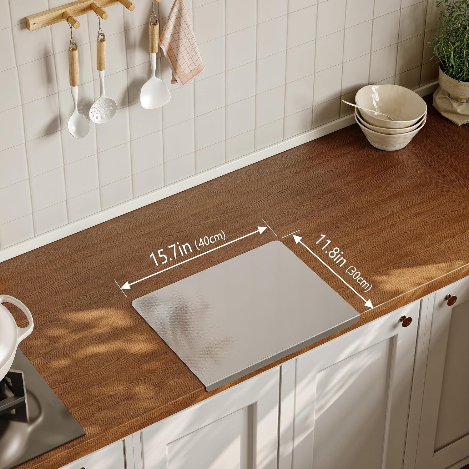 Qeke Stainless Steel Cutting Board with Lip, Food Grade Metal Chopping Board with Non-slip Mat, Rice Grain Texture Cutting Board for Kitchen, 15.7 x 11.8 in