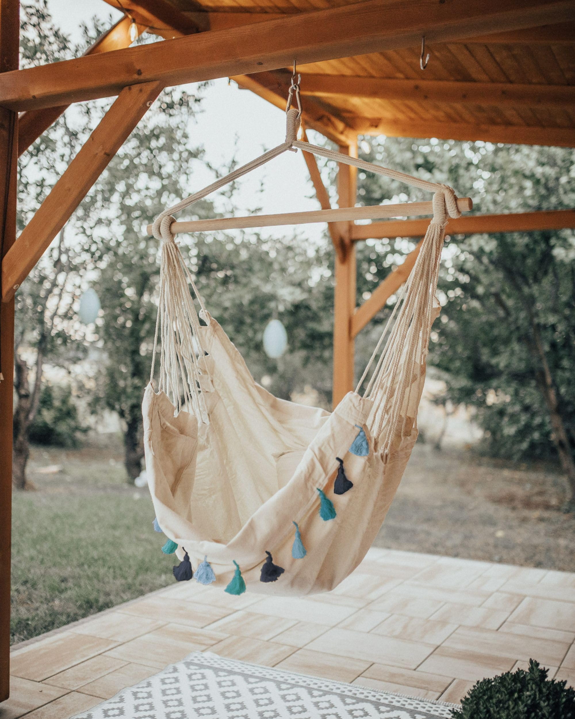 Chaise Hamac Boho Suspendu avec Coussins et Pompons en Coton Beige et Bleu Varena