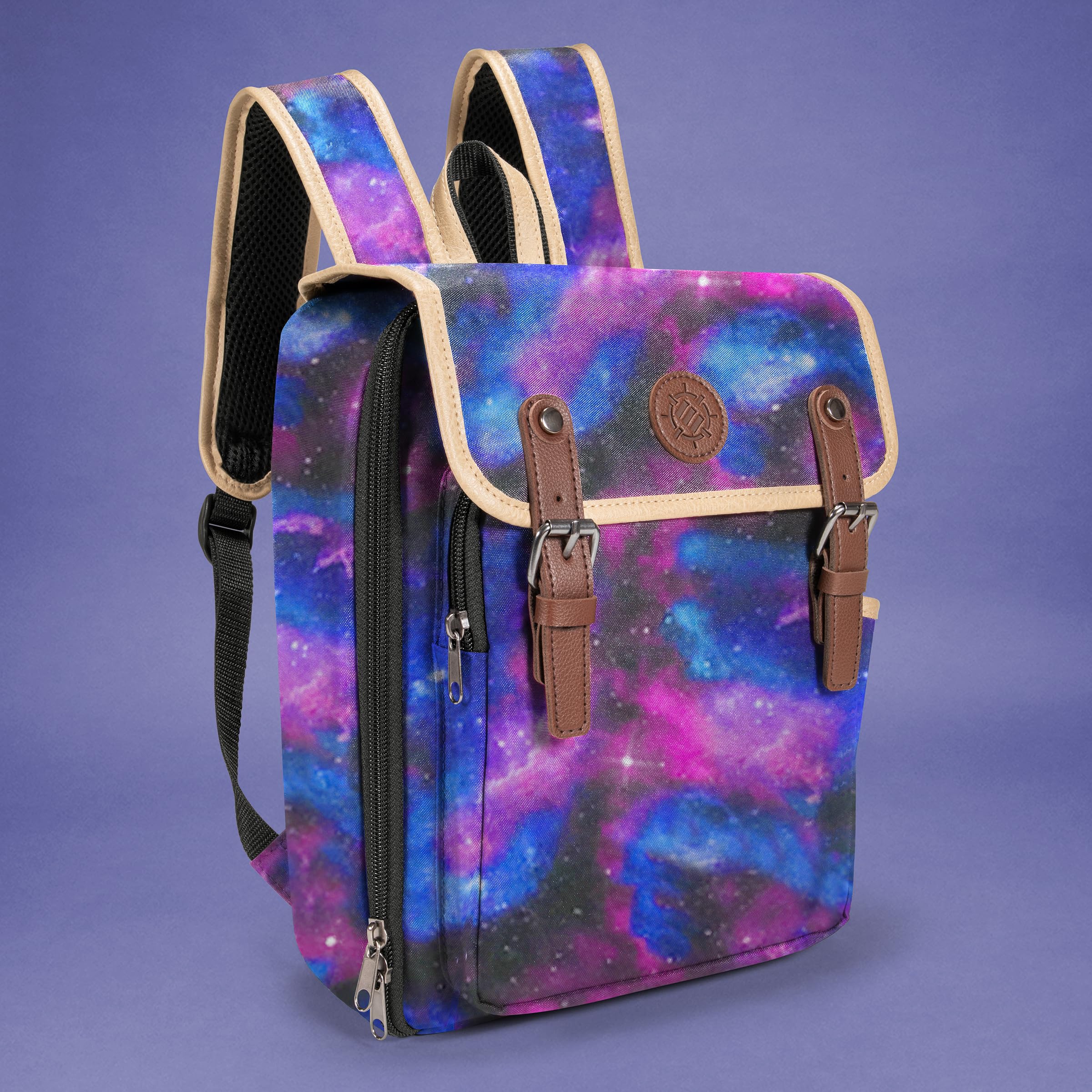 ENHANCE Edición Diseñadores Mochila Compacta MTG - Interior Personalizable, Magic the Gathering, Lorcana y mas, Bolsillo Accesorios Dados, Sobres Booster y Contadores, Bolsillo Playmat (Galaxia)