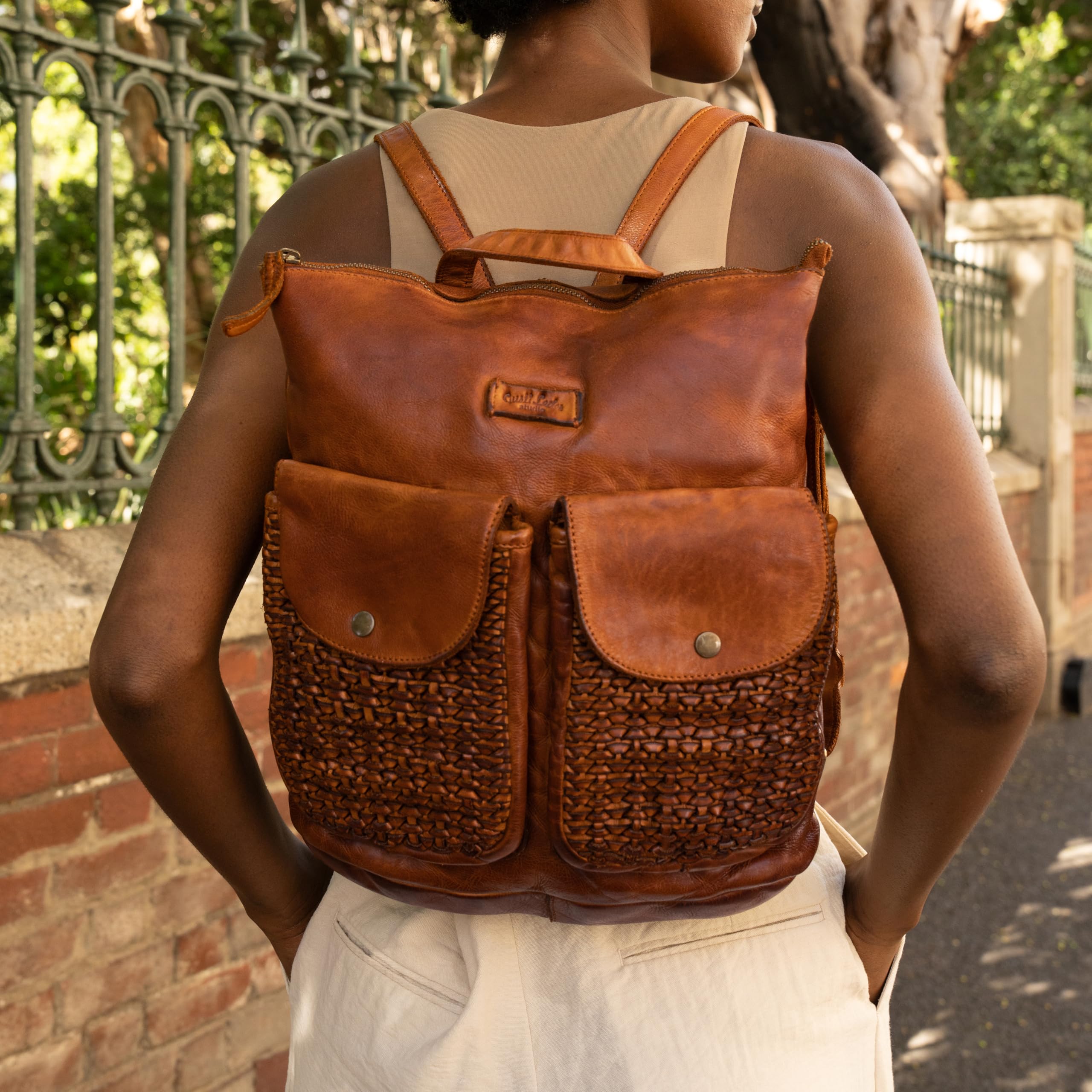 Gusti Leder Rucksack für Damen - Aileen - Stilvoller Vintage Rucksack Damen Leder mit AirTag-Fach, Laptopfach & geflochtenen Details