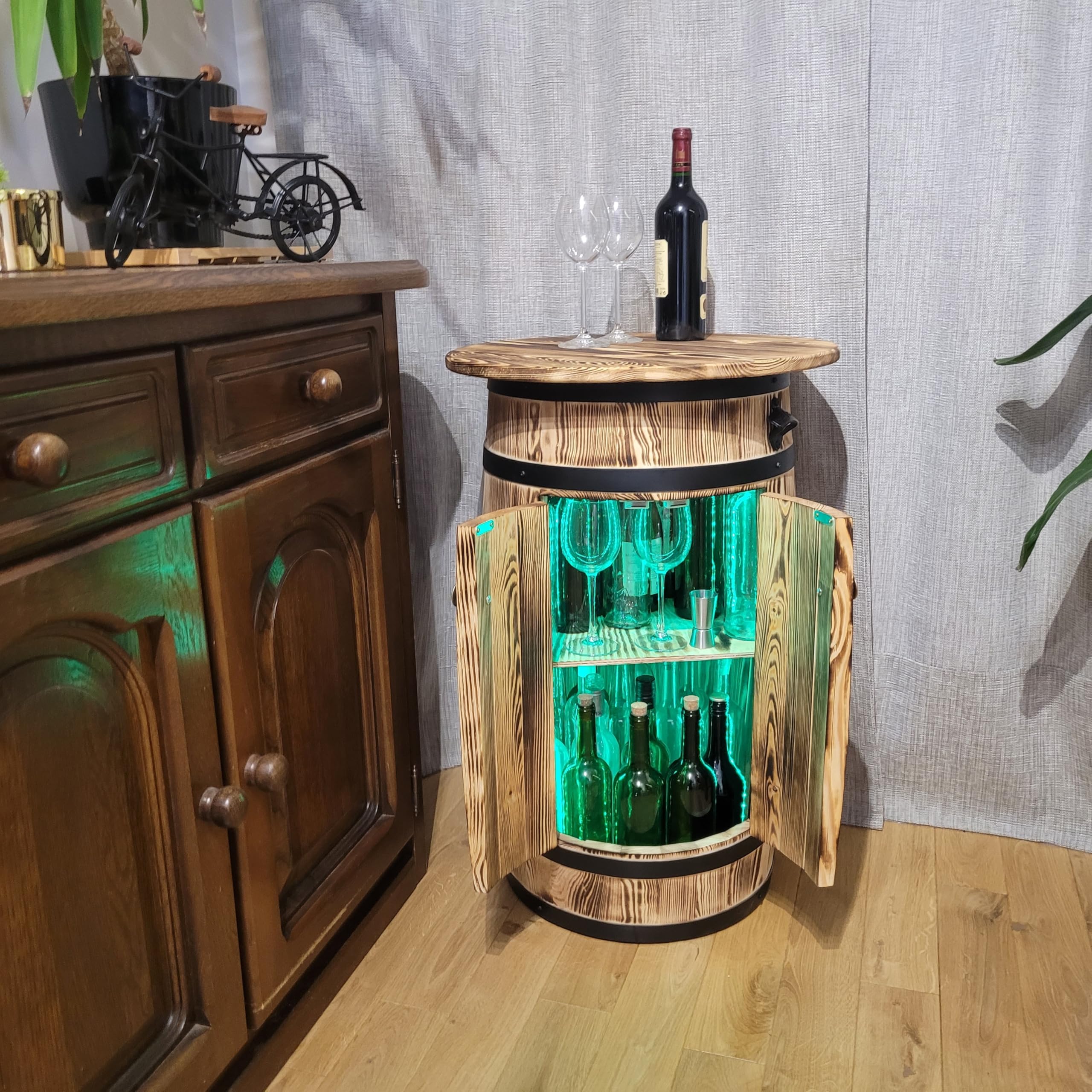 weeco Holzbar Fass mit RGB LED Ablage zur Aufbewahrung von Alkohol, Dekoratives Barschrank mit Regalböden und Türen, Weinregal für Wohnzimmer oder Küche, 80x55x44 cm