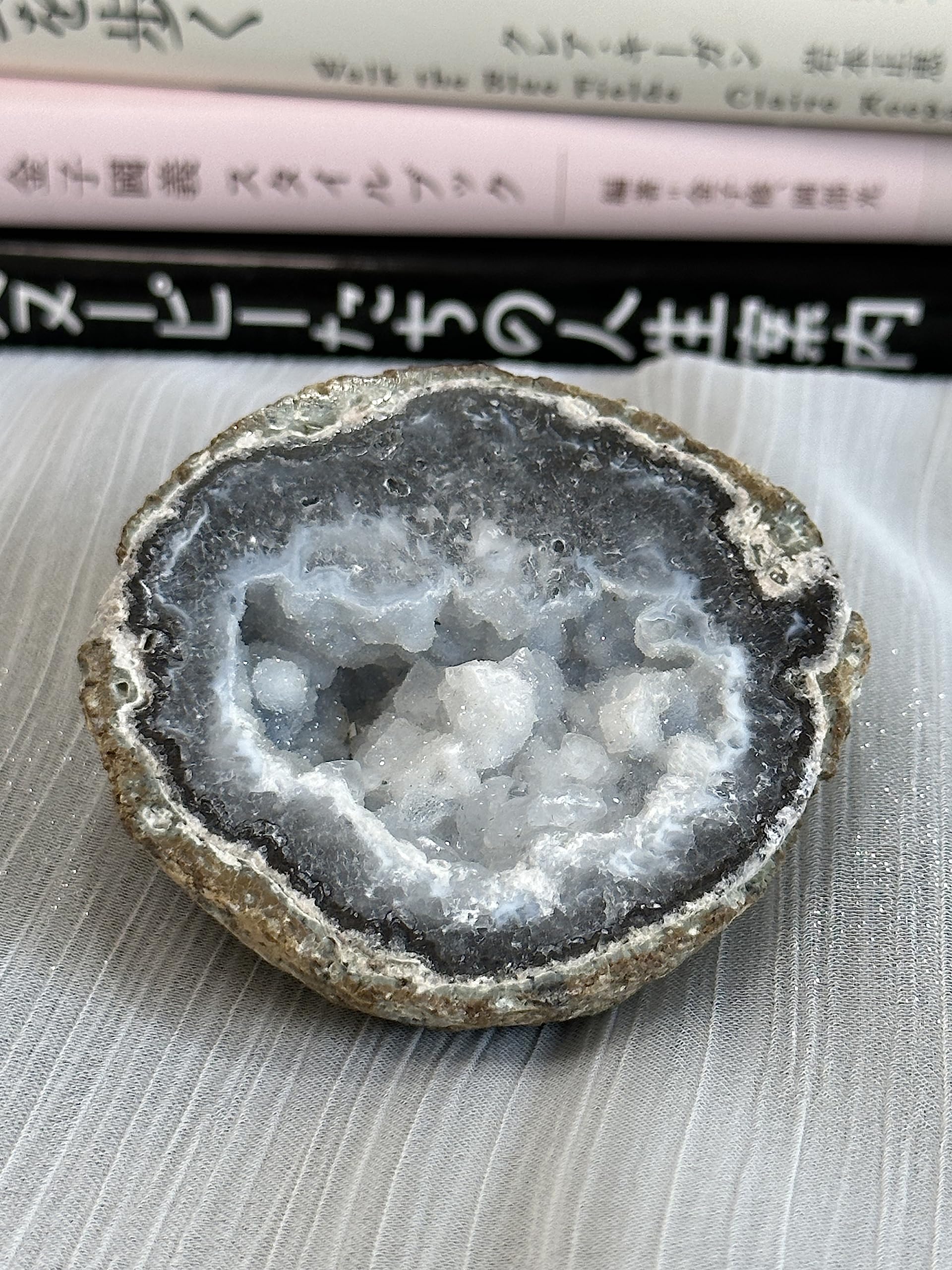 【天然石】ブルーアゲート ジオード 球状結晶 木製台座付き インテリア 天然石】ブルーアゲート ジオード 球状結晶 木製台座付き インテリア