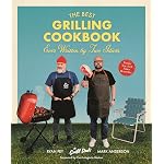 Två män med grillutrustning och kött, redo för grillning, utomhus på gräsmatta.