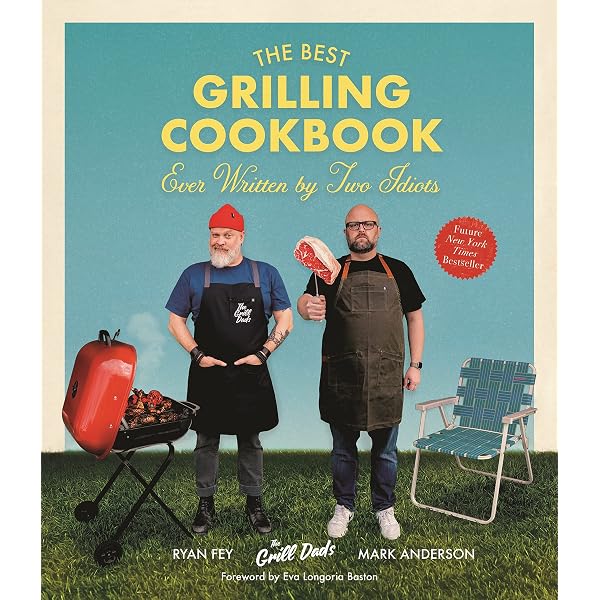 Två män med grillutrustning och kött, redo för grillning, utomhus på gräsmatta.