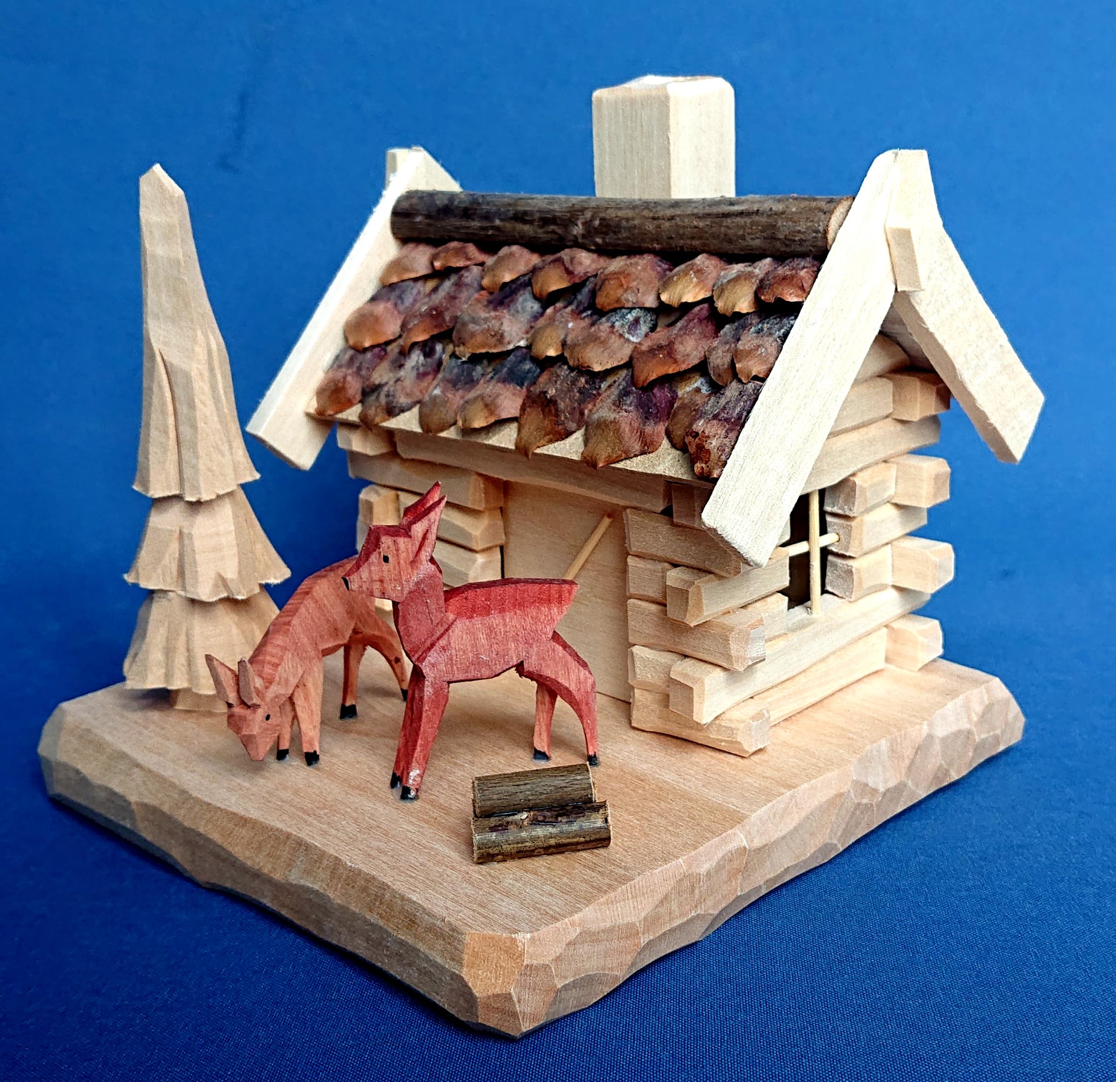Kunststube Marienberg - Räucherhaus mit Zapfendach & 2 Rehe geschnitzt auf Sockel - Feine Handarbeit aus dem Erzgebirge - inklusive Räucherkerzen