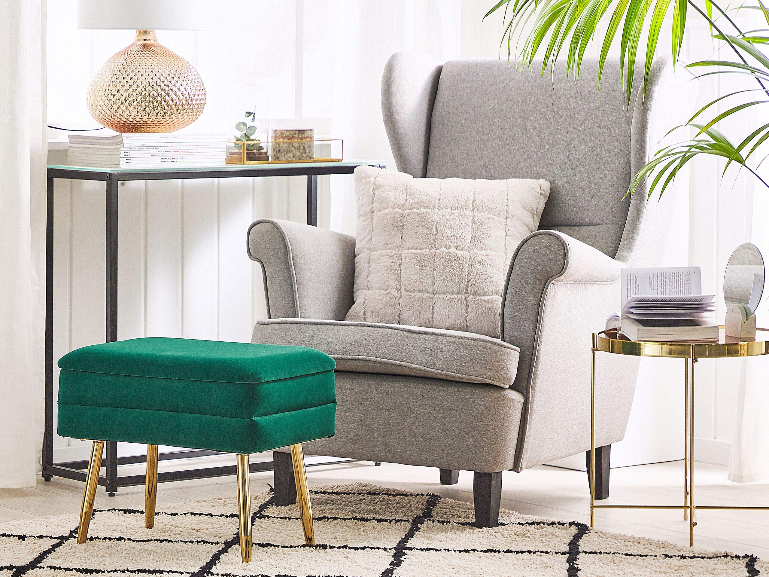 Banquette Design Bout de Lit en Velours Vert Foncé avec Pieds Obliques Dorés Meuble Pratique pour Salon Chambre et Couloir Chic et Glamour Beliani