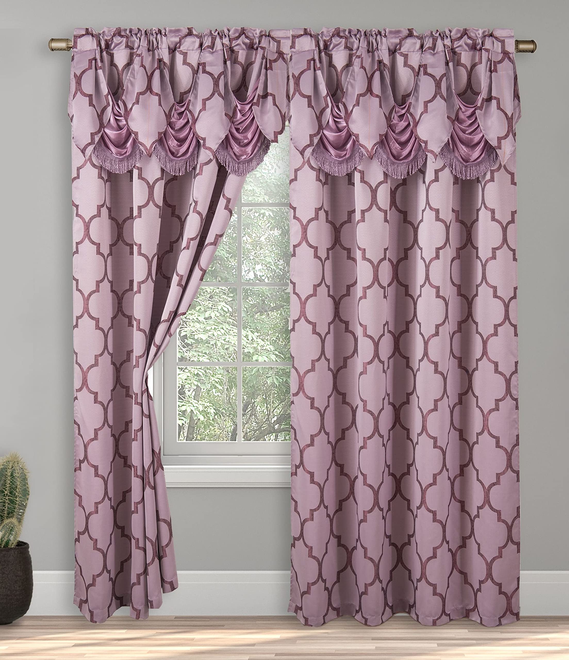 Rideaux jacquard violet pour salon élégant avec cantonnière motif géométrique