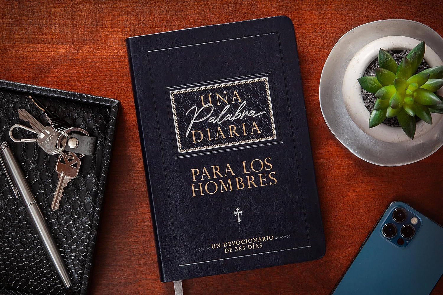 Una palabra diaria para los hombres: Un Devocionario De 365 Días (Spanish Edition)