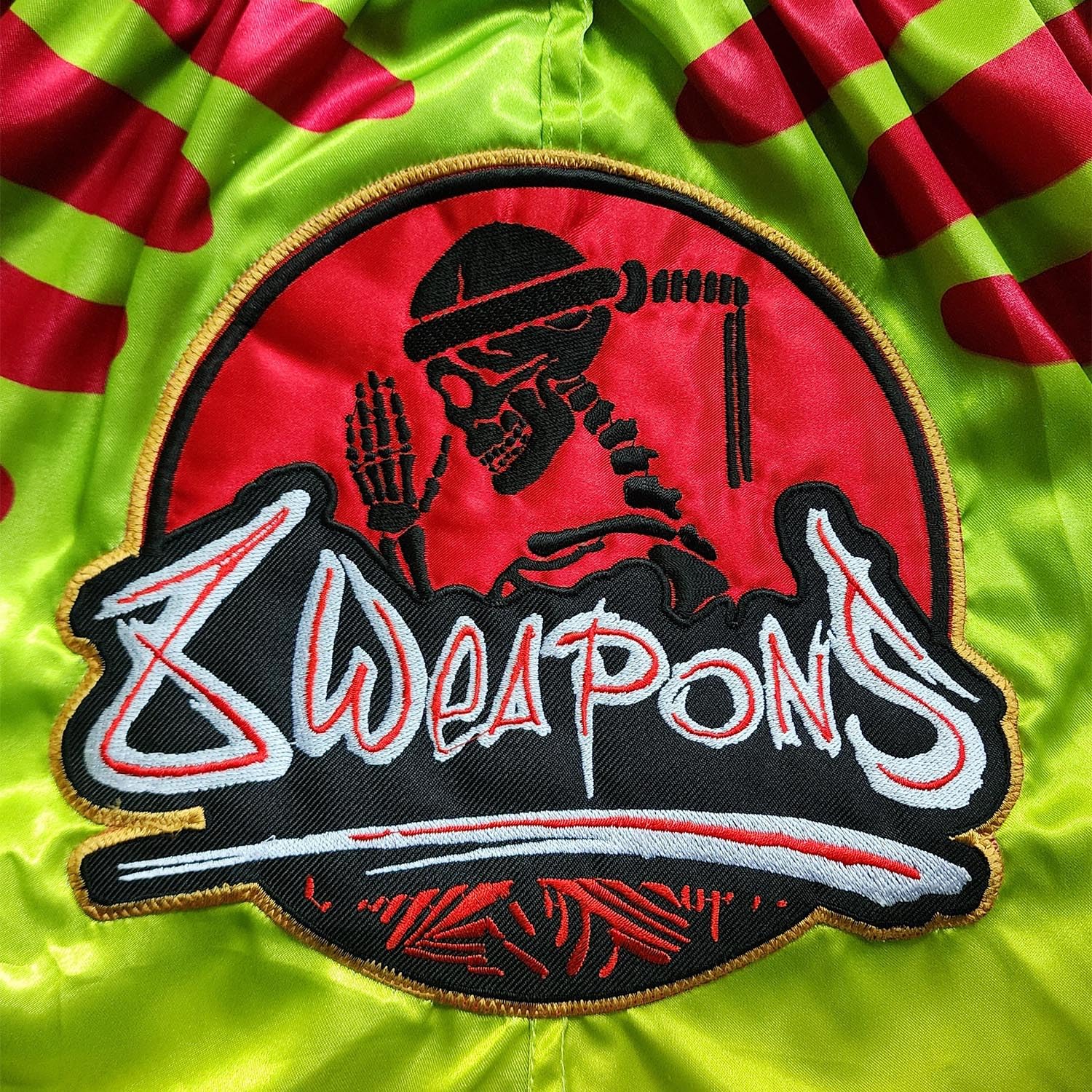8 WEAPONS Muay Thai Shorts Jurassic, Grün-Rot, Kickboxhose für Training & Wettkampf, Thaibox Shorts Polyester, Atmungsaktiv, Langlebig, Kampfsporthose für MMA, K1, Boxen, Thai Boxen