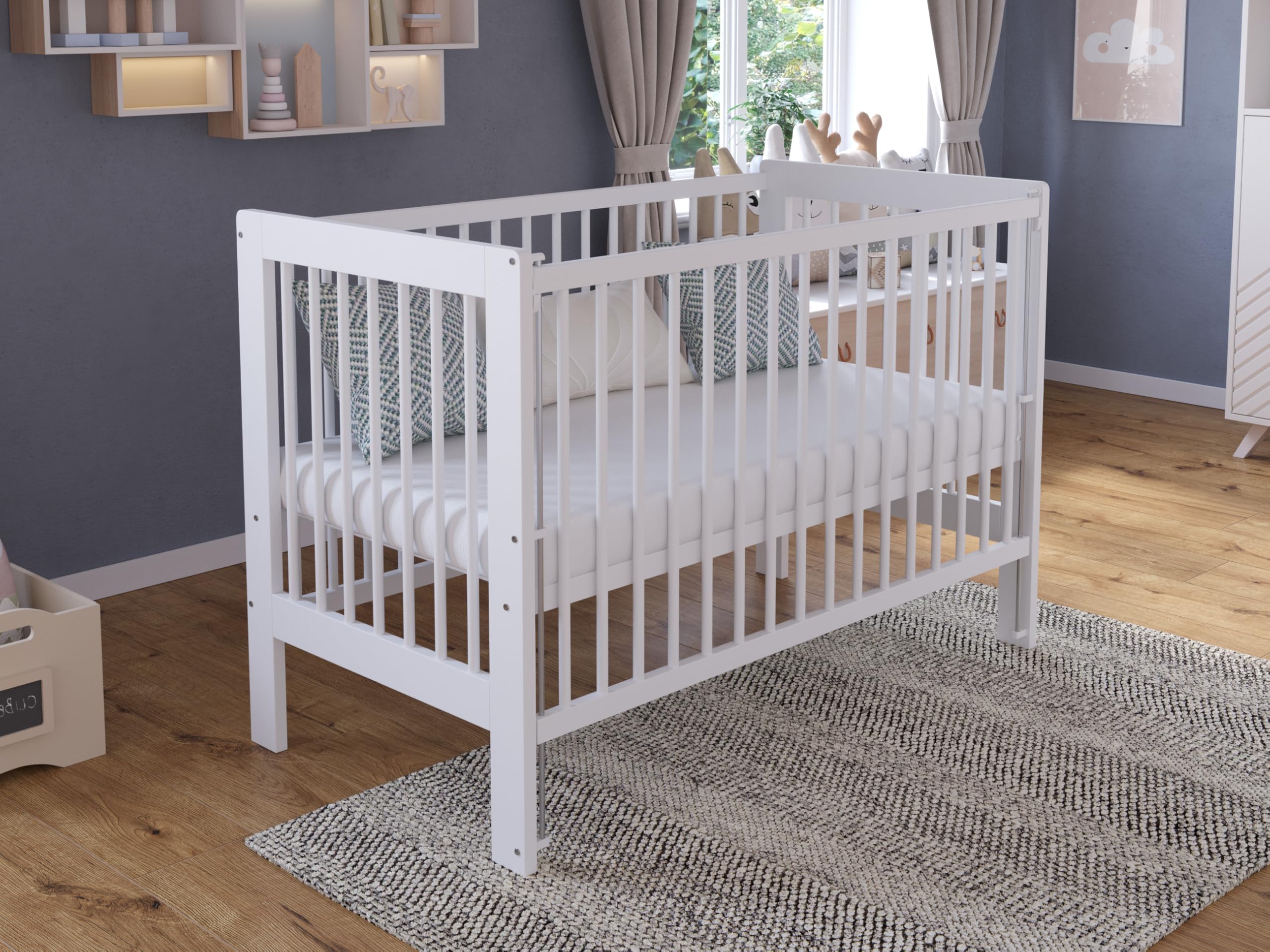 Love For Sleep Lettino Neonato in Legno, Bianco 120x60 cm con Sponda Regolabile, Ruote e Barriera di Sicurezza – Culla Evolutivo per Neonato e Bambino