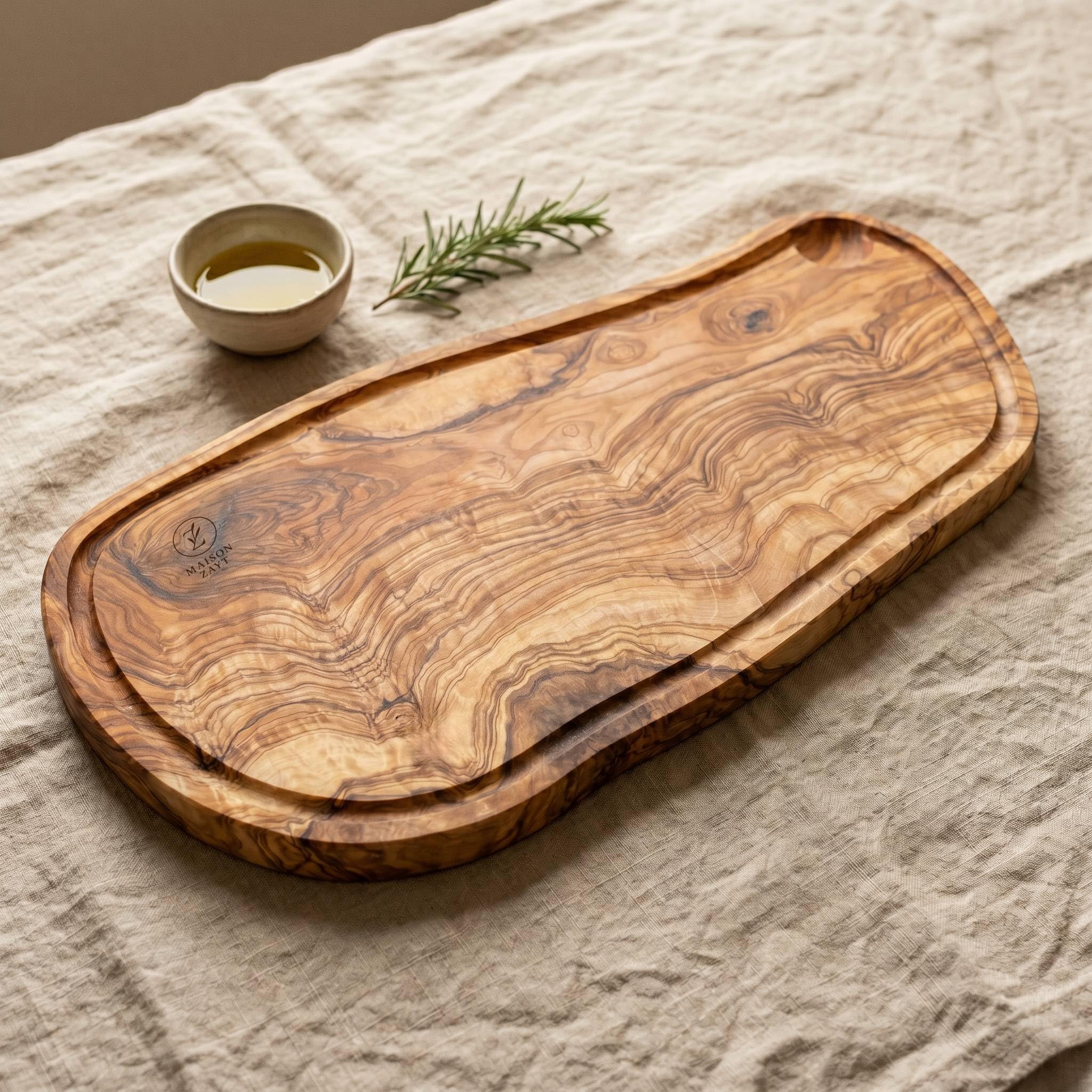 Planche de Présentation Bois d'Olivier Massif | Rainure à Jus & Encoche Épices | Plateau Service Viande Fromage Apéritif 40cm | Live Edge Naturel | Artisanat Tunisien | Maison Zayt - Idée Cadeau