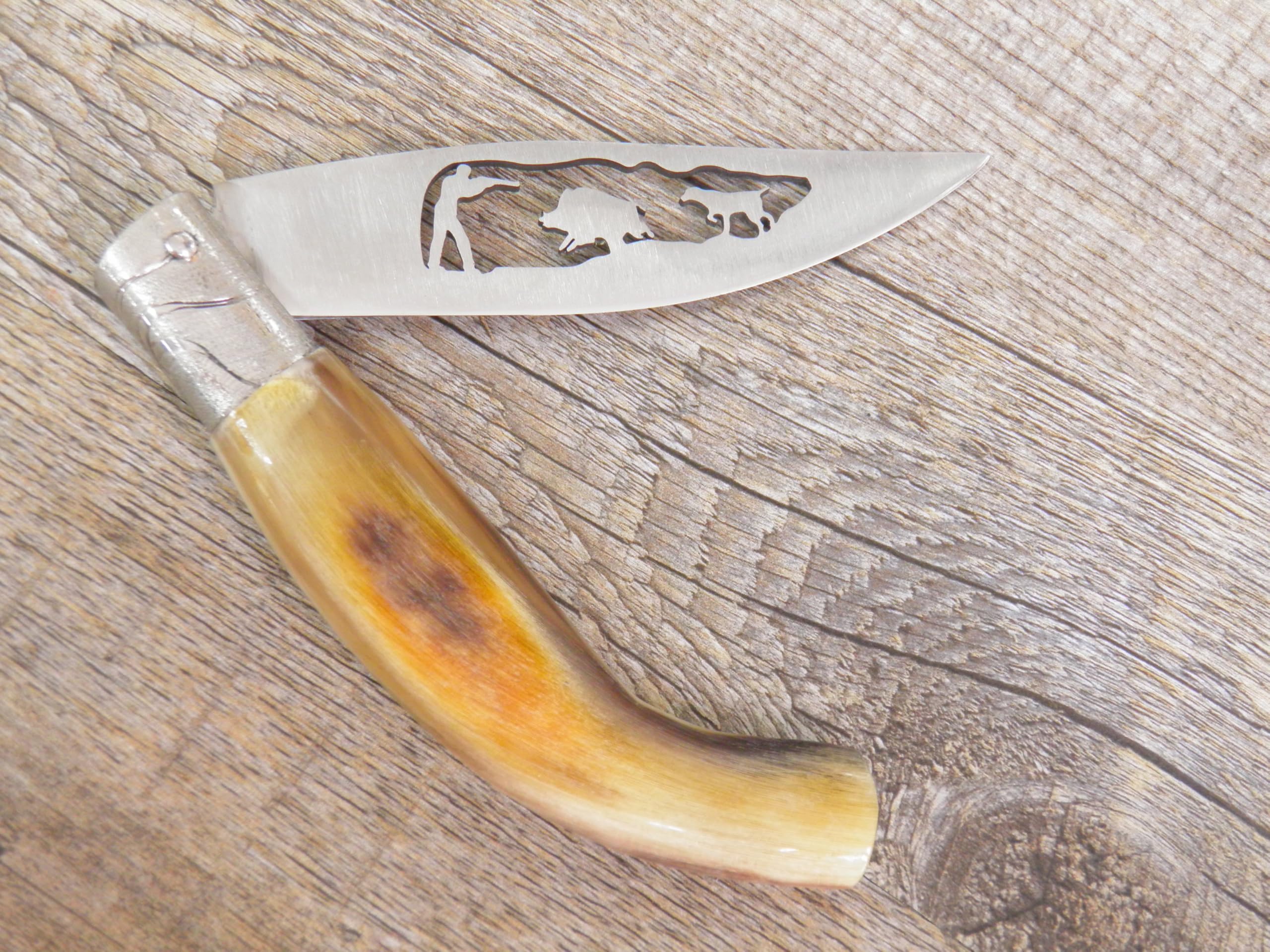 Generico Lecca Arbus Coltello Artigianale Arburesa 22 cm, Manico in Corno di Montone, Lama Incisa Scena Caccia al Cinghiale, Fodero in Velluto