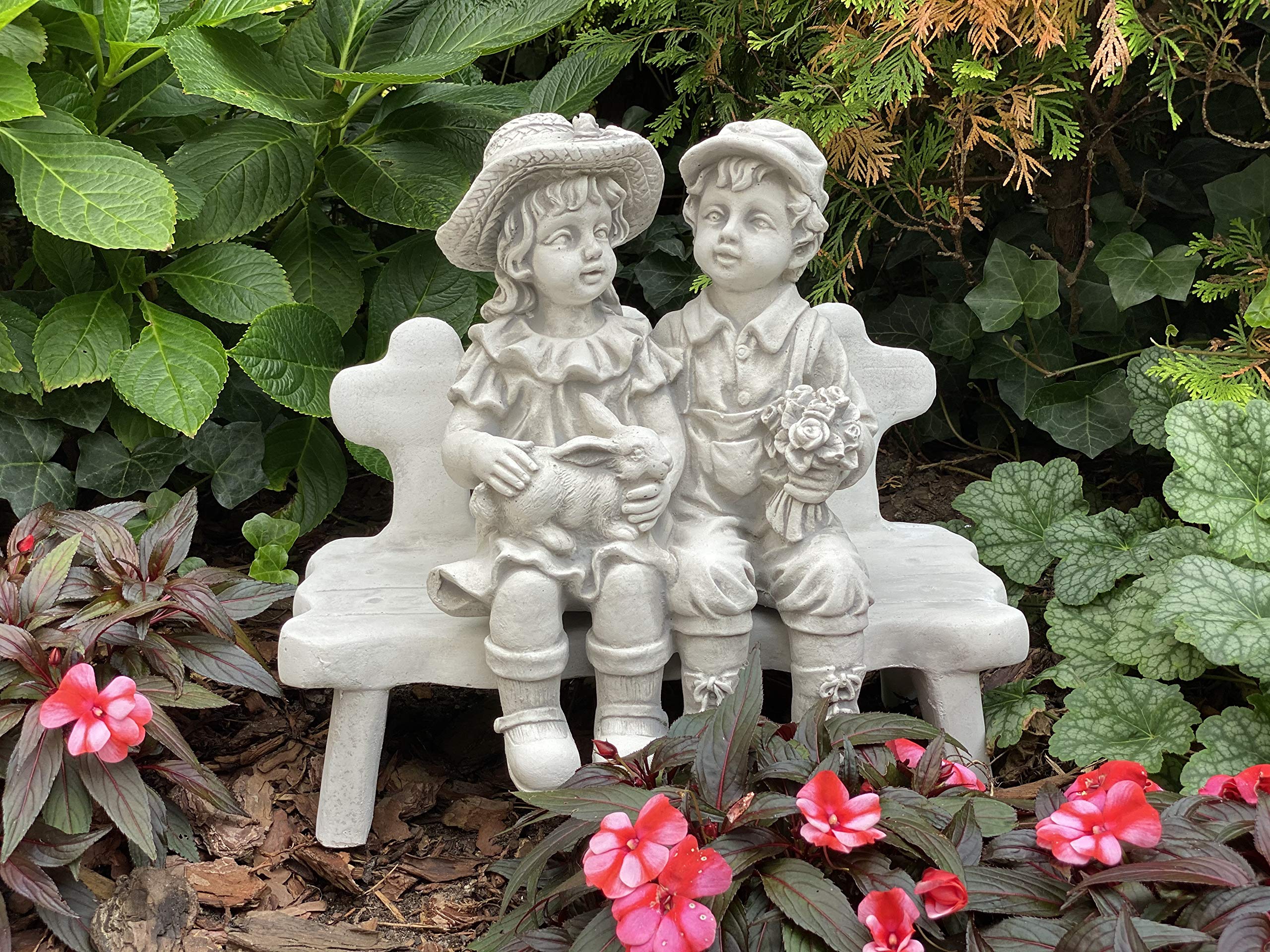 gartendekoparadies.de Chłopiec i dziewczynka na ławce, kamienna figurka wys. 40 cm, 21 kg, szara, odporna na mróz z odlewu kamiennego do użytku na zewnątrz