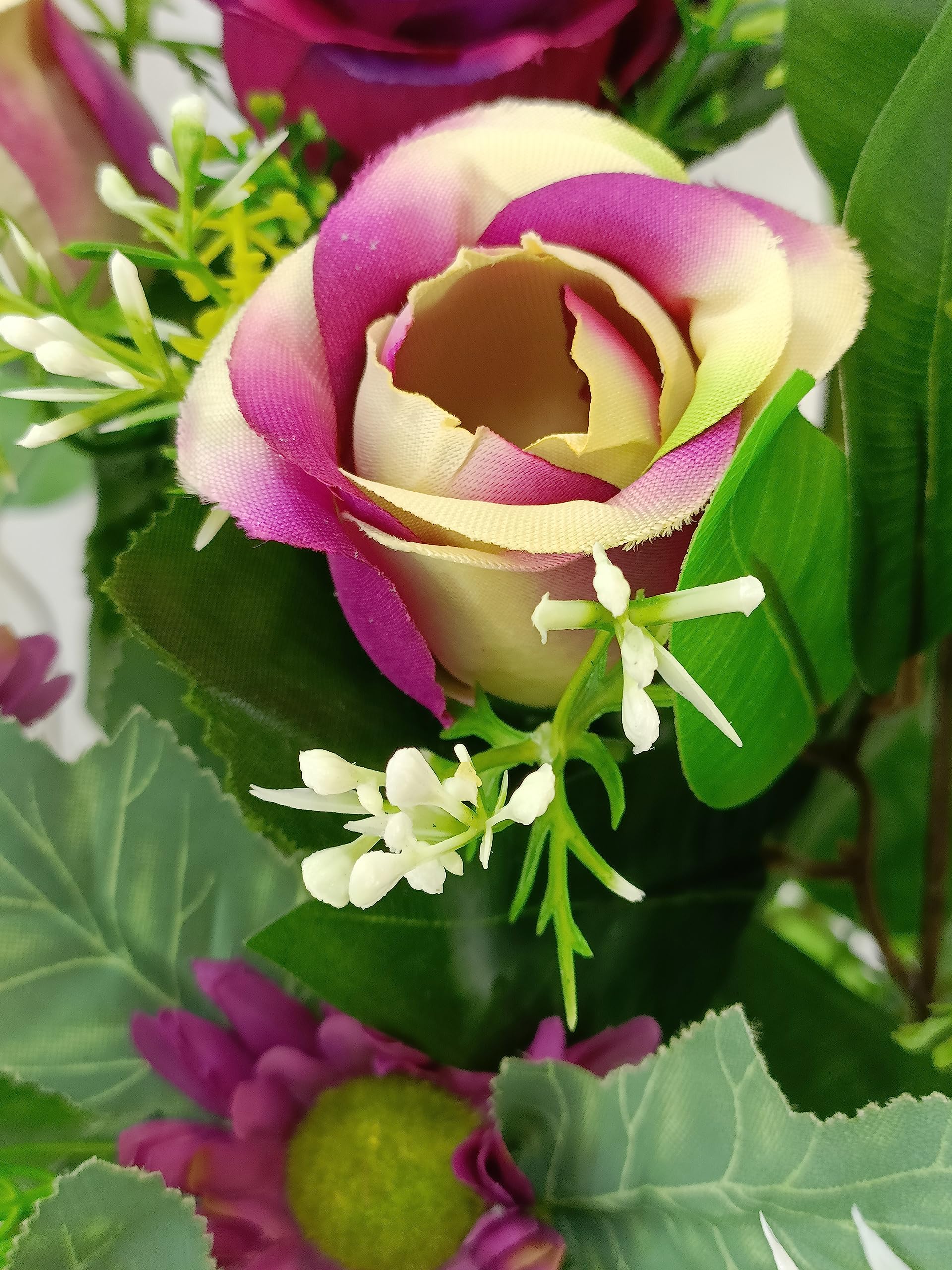 DRW Centro de Flores Artificiales para Cementerio Iglesias Bodas Centro de Flores para los Santos Morado con Rosas, capullos y Margaritas malvas 70x40 cm
