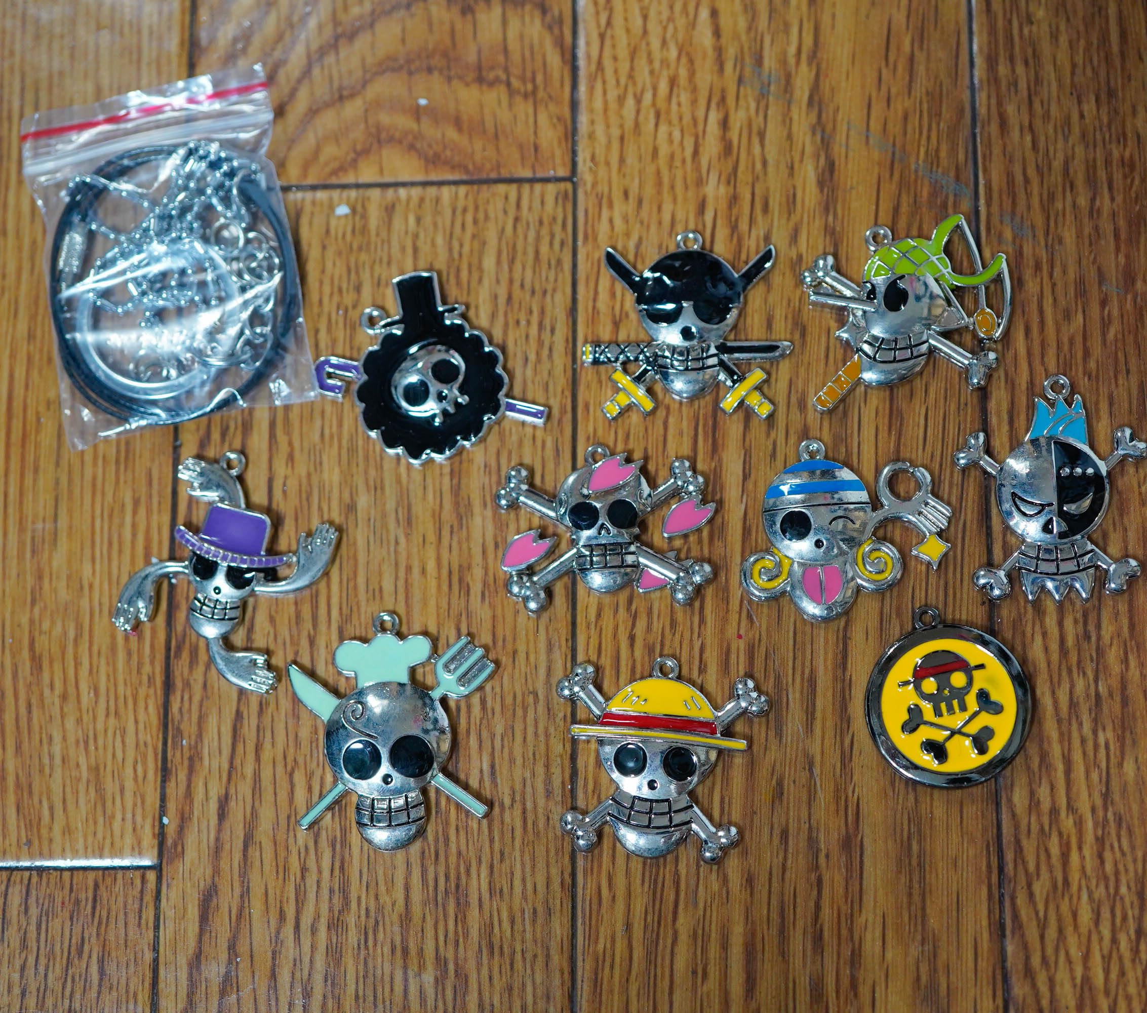 ワンピース　バッジ　エース　サボ　纏め Amazon.co.jp: バッジ onepiece ワンピース 悪魔の実 海賊旗