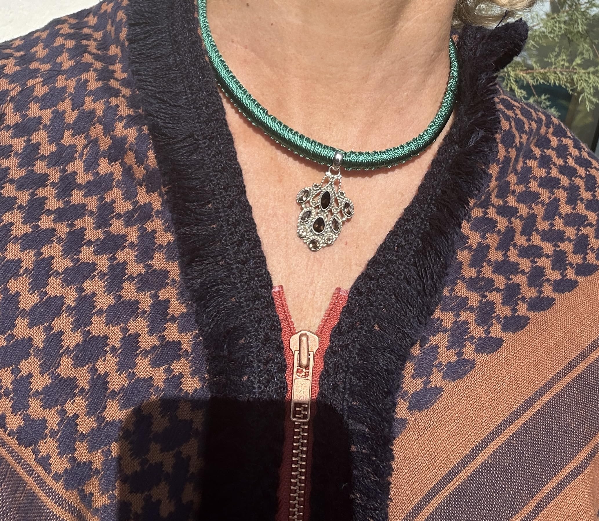 Colgante de Plata y Cuarzo Ahumado con Gargantilla de Macramé. Largo: 41 cms.