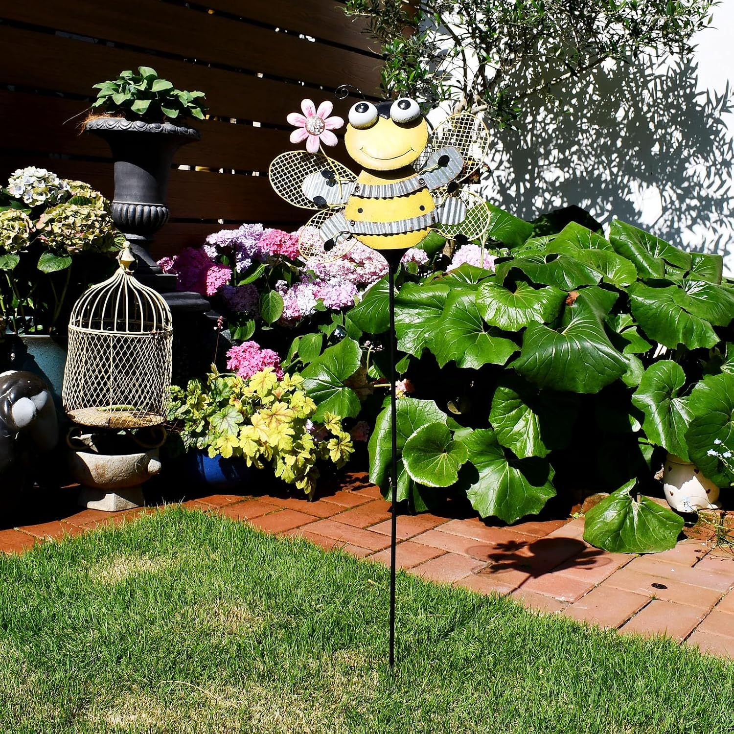 Attraction Design Bee Garden Stake Decorative Bee Yard Stake, Cute Insect Decor Metal Yard Art Decor Outdoor Garden Decoration for Patio Porch Lawn Pathway Backyard (Yellow)