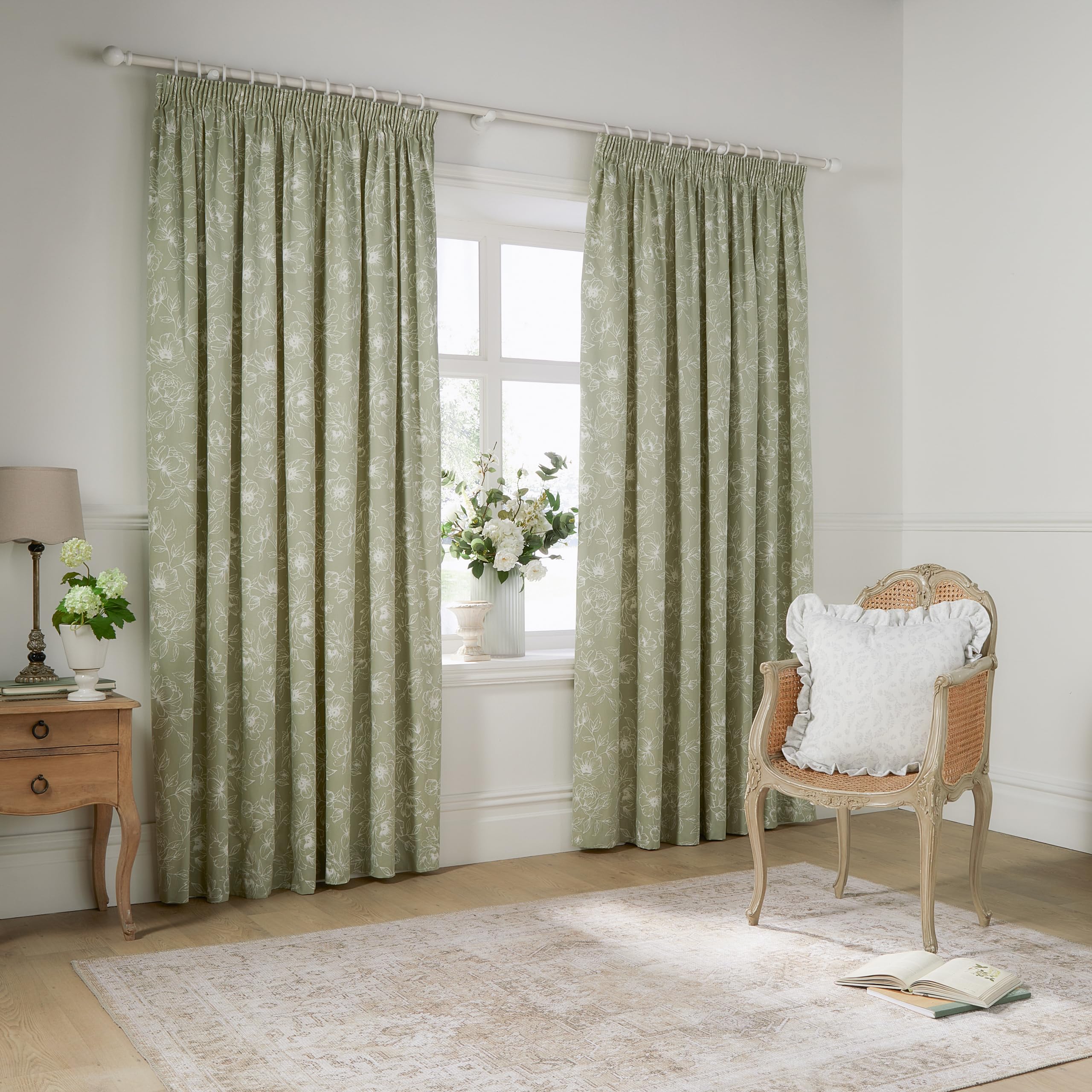 furn. Wylder Bella Bleistiftfaltenvorhang Paar – 100% Baumwolle, natürliches botanisches Blumenmuster, gefütterte Vorhänge (Salbeigrün – 229x183cm)