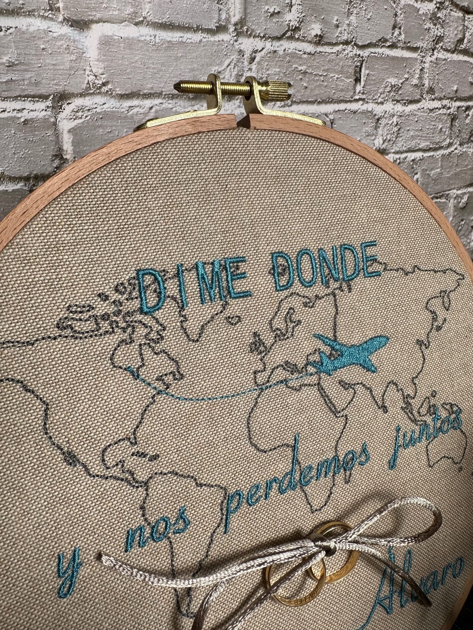 Bastidor porta alianzas de 22 cm., bordado personalizado con nombres y fecha. Con cordel para anudar los anillos. VPM Original. Fabricación española.