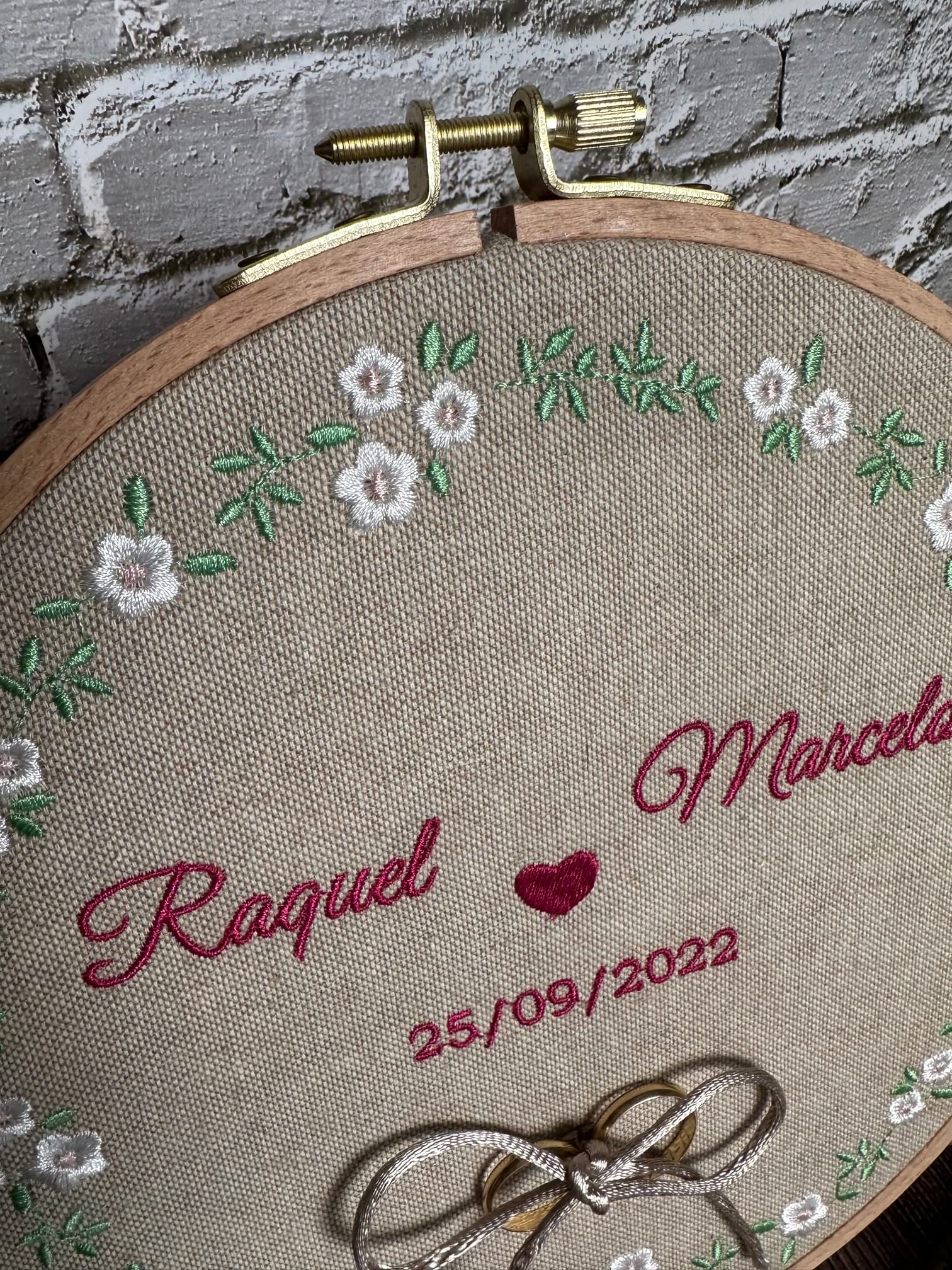 Porta Alianzas de 23 cm, Bordado Personalizado con Nombres y Fecha, con Cordel para Anudar los Anillos, Fabricación Española