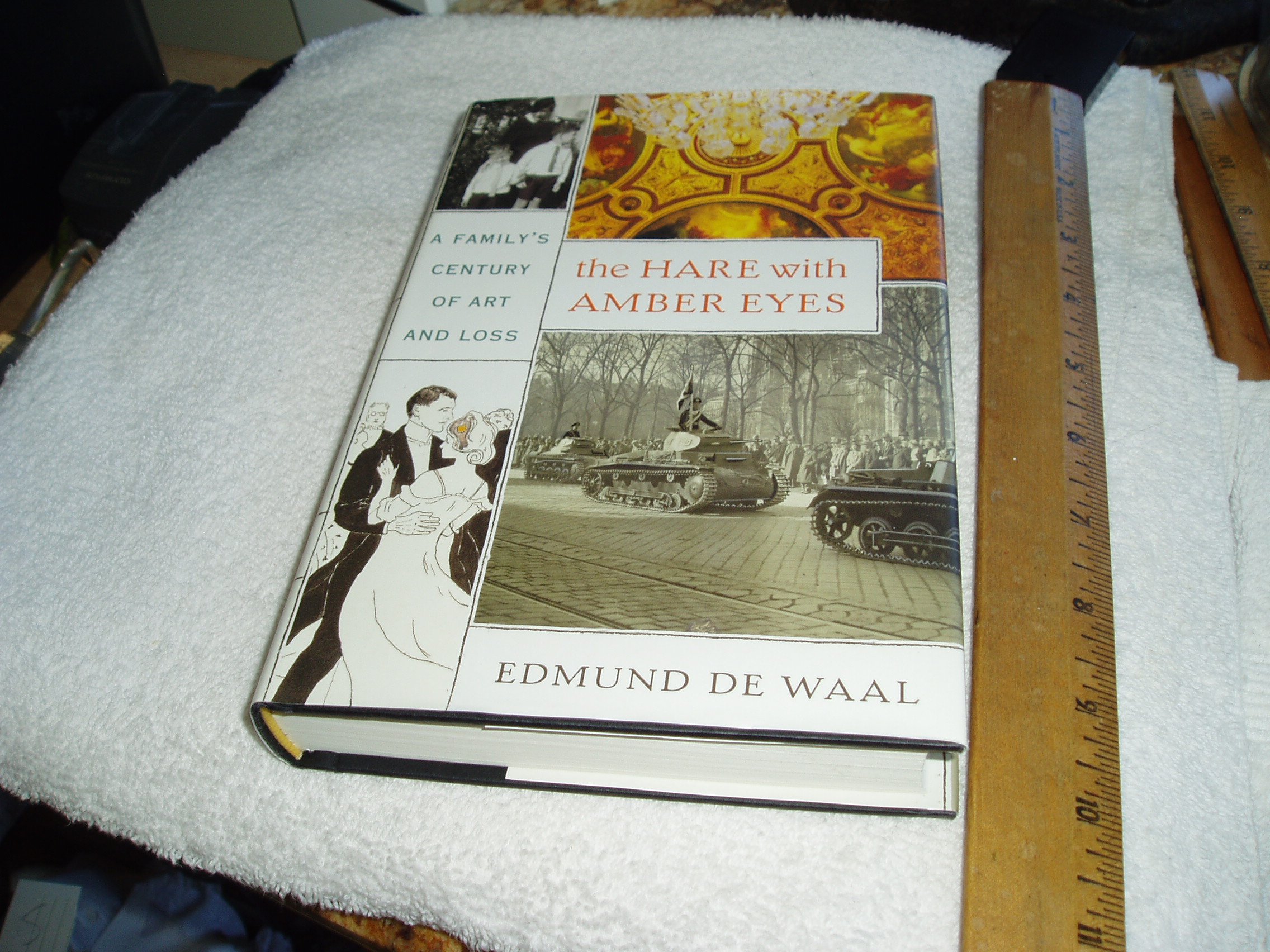 The Hare with Amber Eyes: A Family's Century of Art and Loss: de Waal