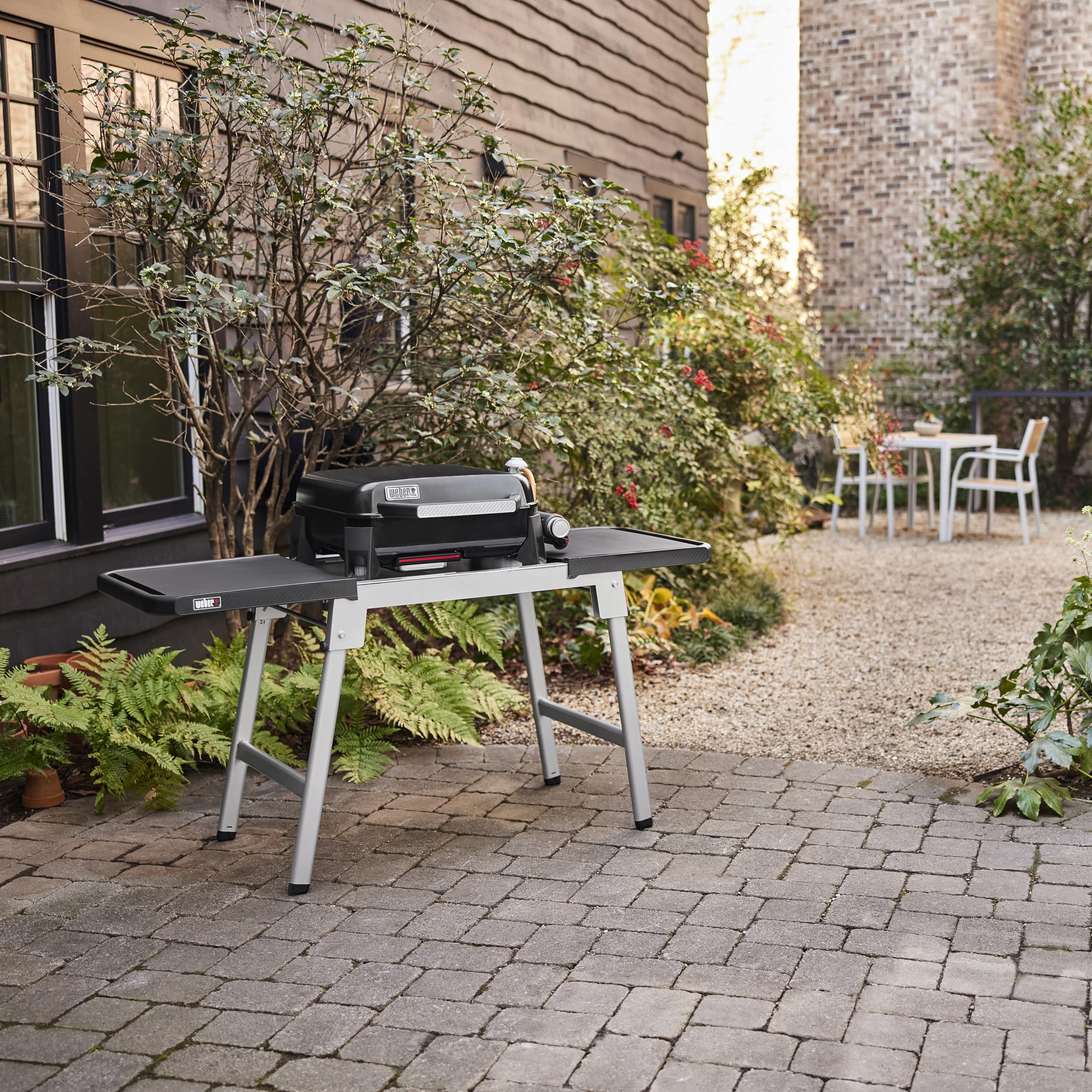 Weber Slate GP Tragbare Premium Gasgrillplatte | Gleichmäßige Hitze bis zum Rand, Bis zu 260 °C, Antihaft-Grillfläche (43 x 41 cm), Höhenverstellbare Füße, Schwarz