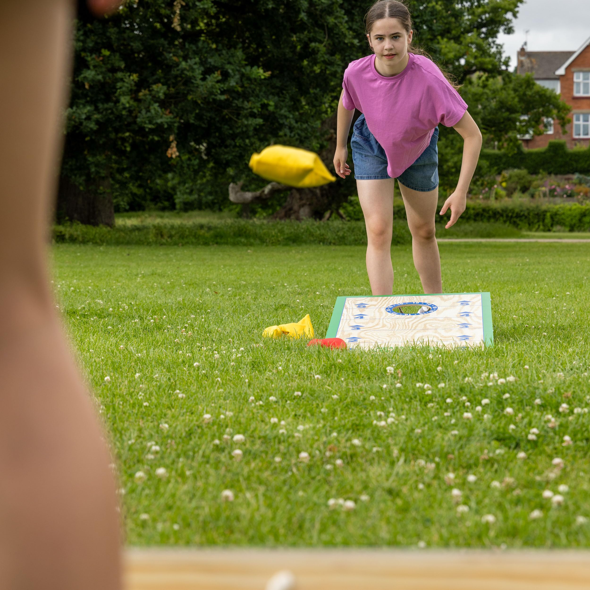 Grasshopper Games Cornhole Set, FSC Holz Faltbretter mit Tragegriffen, Sitzsack Wurfspiel mit 8 Beuteln, Familie Outdoor Garten Spiel für alle Altersgruppen