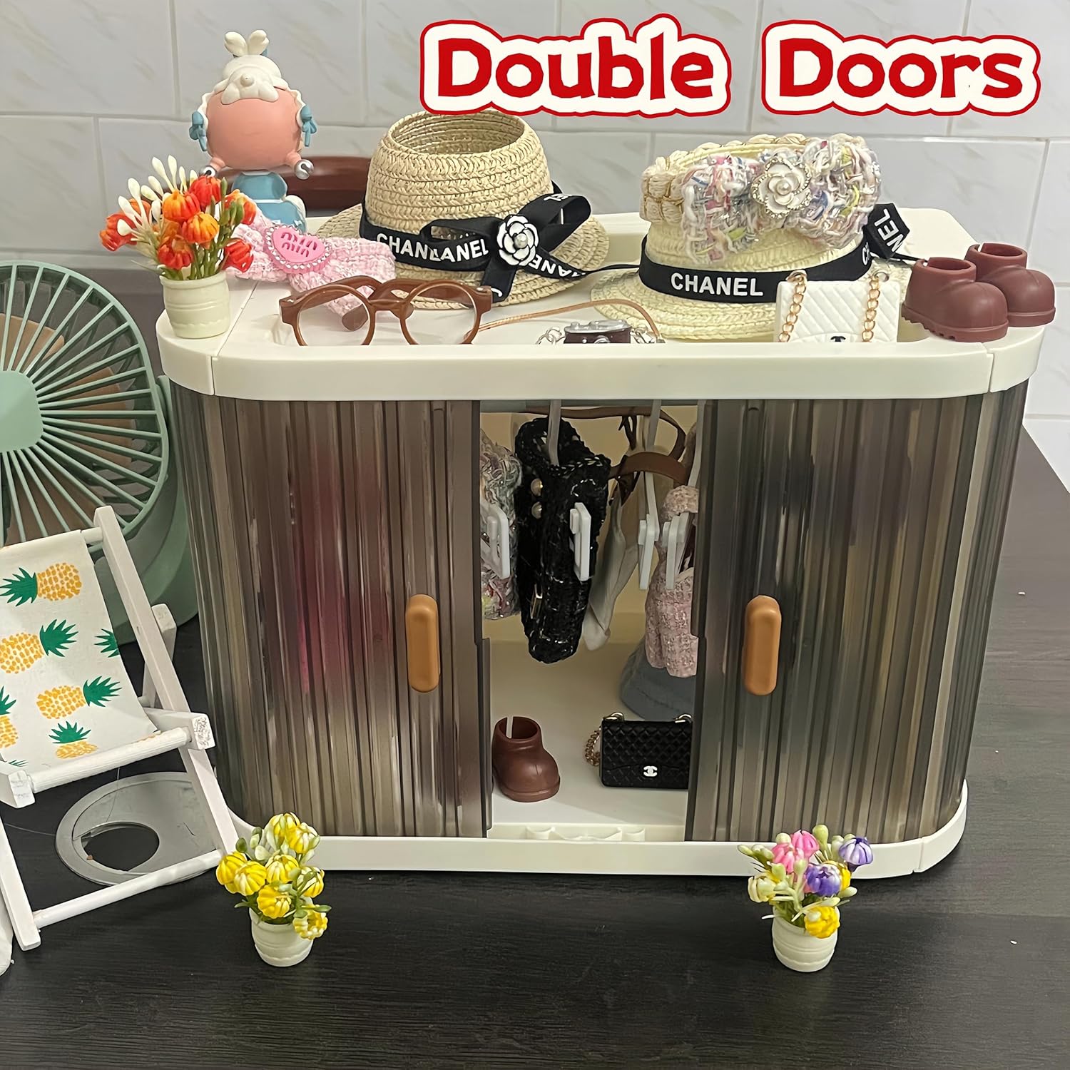 The foldable wardrobe storage box can hold items up to 17 centimeters in size (compatible with Labubu), hair accessories, cosmetics and small clothing items. It is a multi-functional storage box.