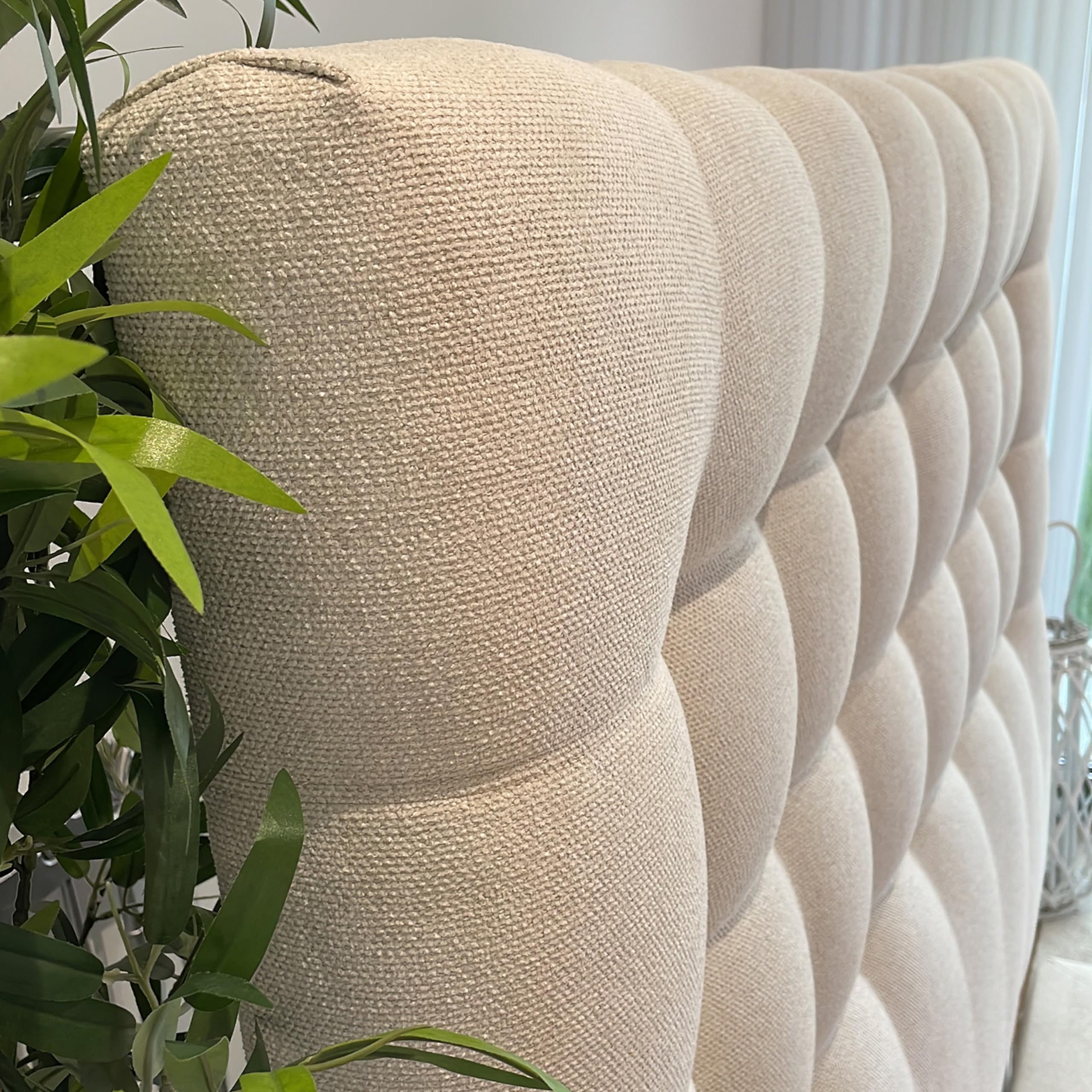 Luxury Literie Tête de lit Versailles Beige 160x122, Gamme Prestige Hôtel, capitonnée, est composée d’Un Tissus de qualité supérieure.