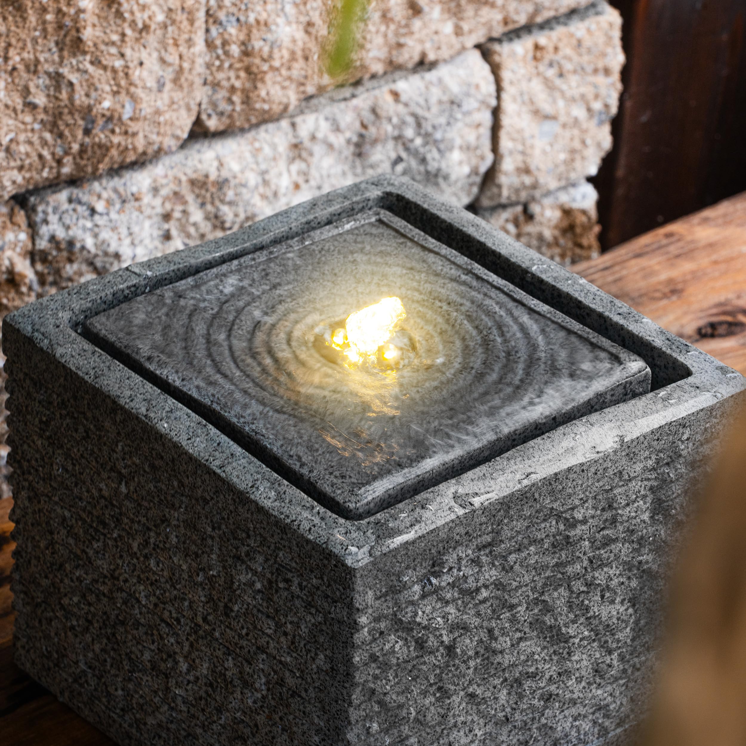 esotec Springbrunnen Designbrunnen Silent mit LED Beleuchtung, USB-Ladung, Timer, Solarmodul, Akku, LED-Licht warmweiß, 5m Kabel, Erdspieß und Wandhalterung 101372