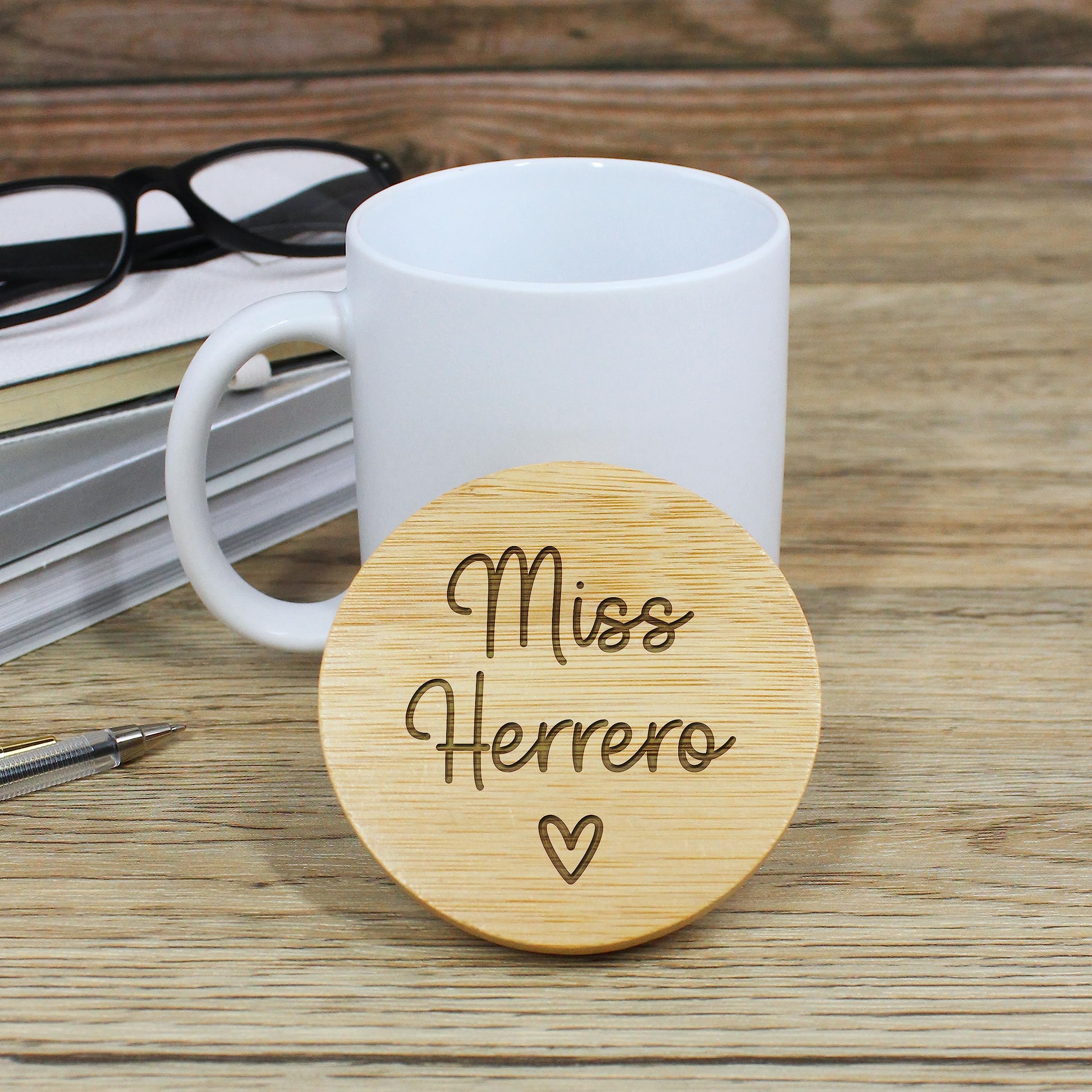 eBuyGB Personalised Teacher Mug, White Coffee Mug with Engraved Wooden Lid, Ceramic 370 ml Matt Finish Lidded Cup, Thank You Teacher Gift, Teacher Appreciation